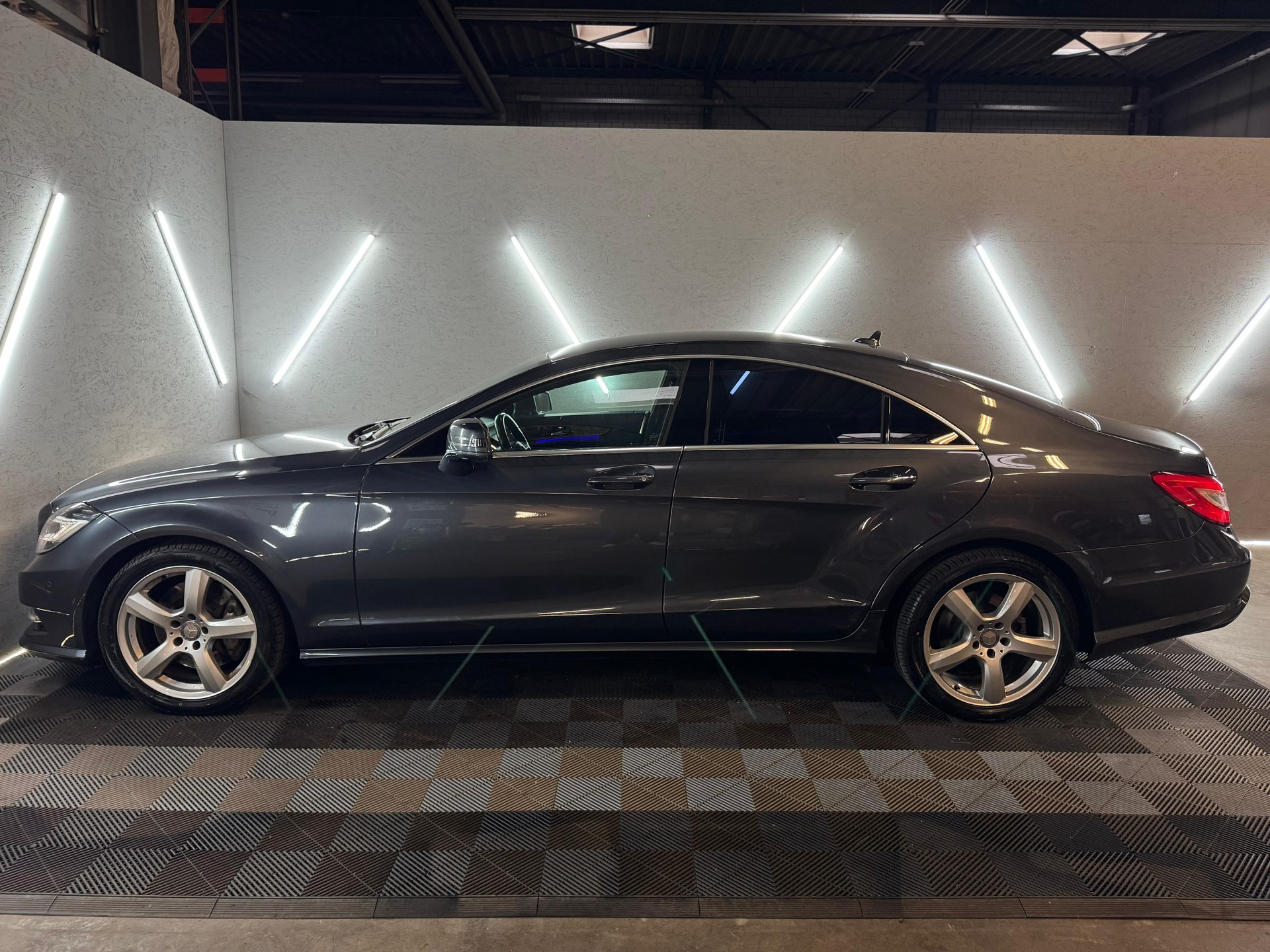 MERCEDES-BENZ CLS 350 CDI 4Matic 7G-Tronic AMG-Line-image-3
