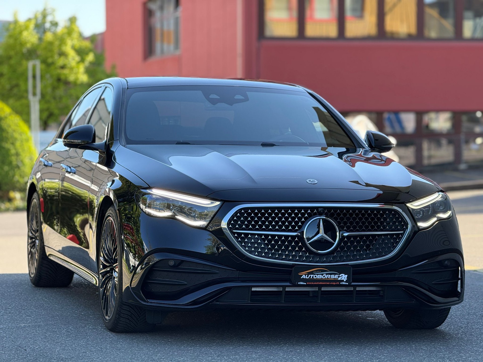 MERCEDES-BENZ E 220 d AMG Line 4matic-showroom-element-1