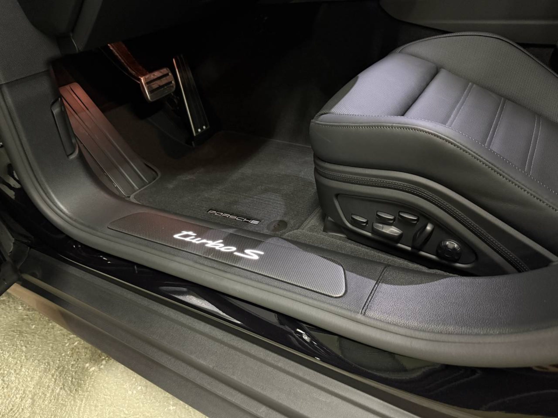 PORSCHE Panamera Turbo S E-Hybrid-image-28