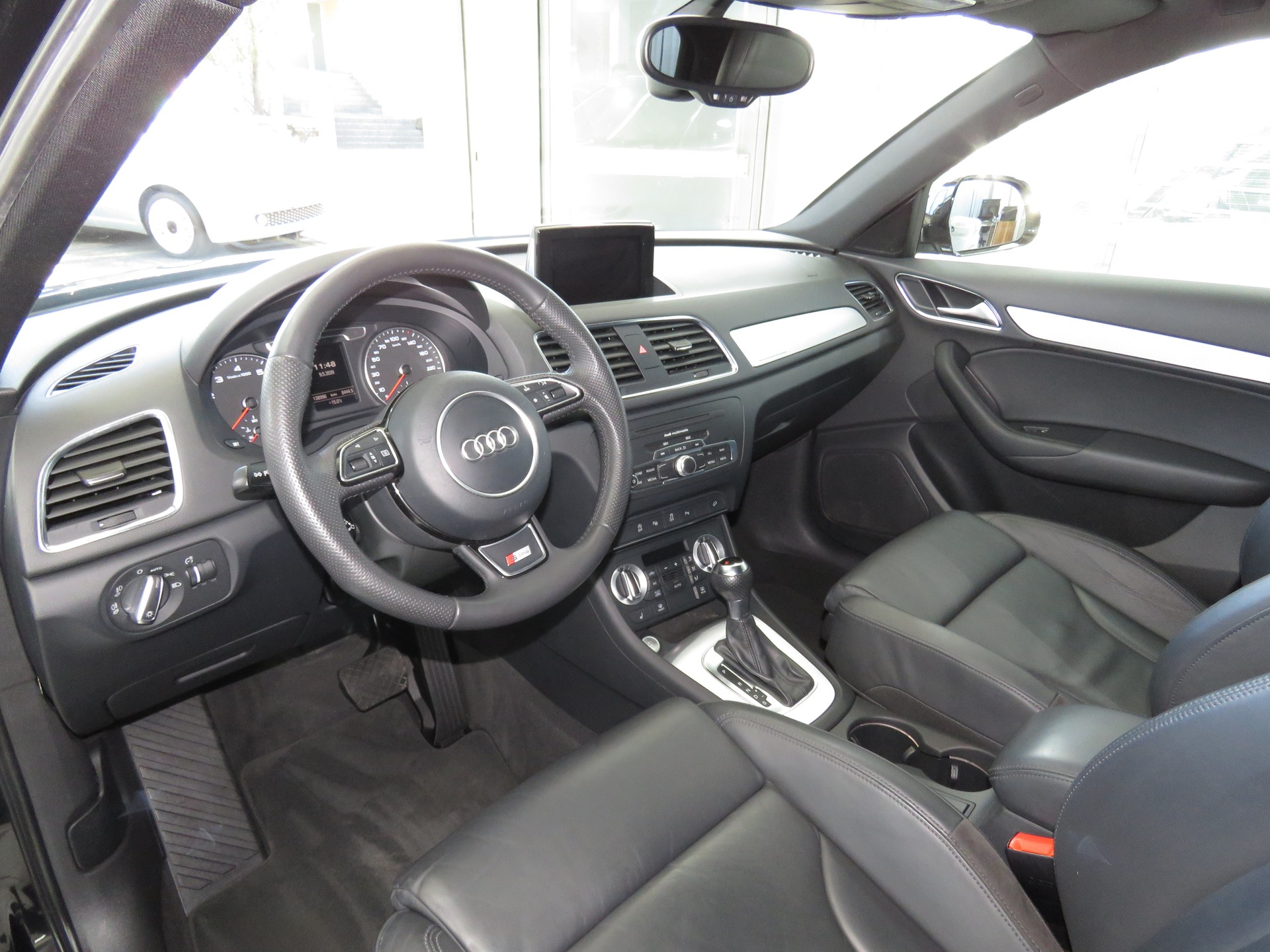 AUDI Q3 2.0 TFSI Quattro S-tronic (Automat)-image-6