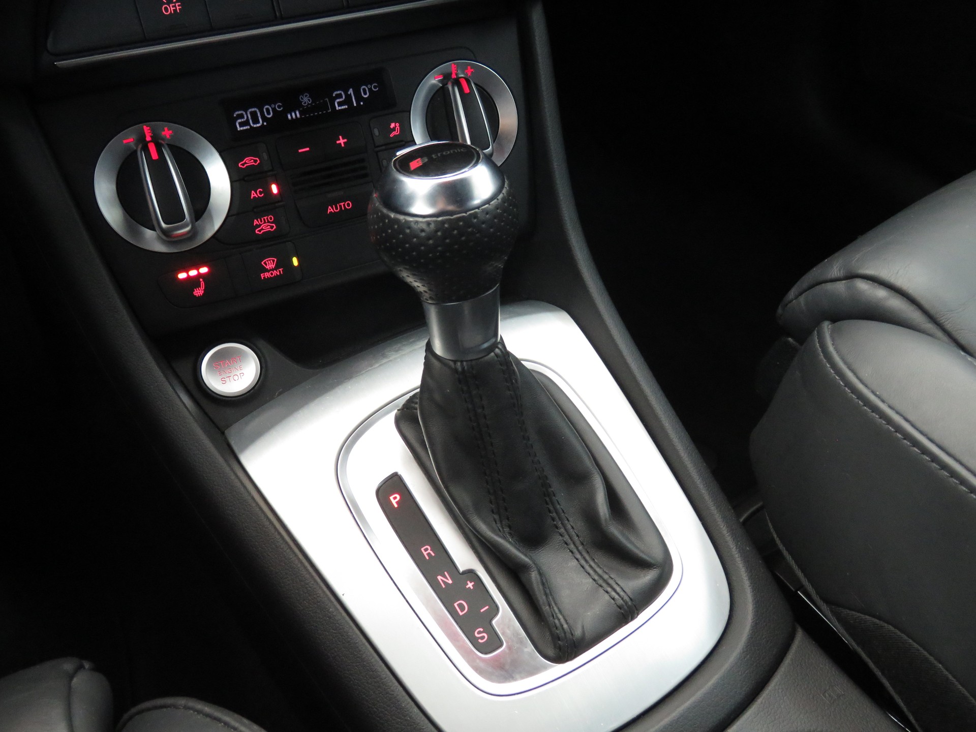 AUDI Q3 2.0 TFSI Quattro S-tronic (Automat)-image-14