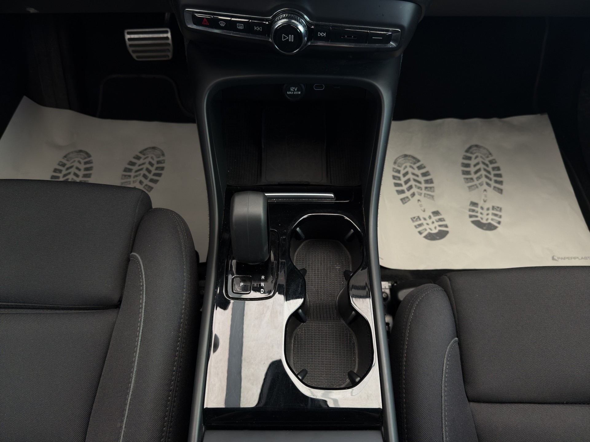 VOLVO XC40 Recharge P6 Plus FWD-image-10