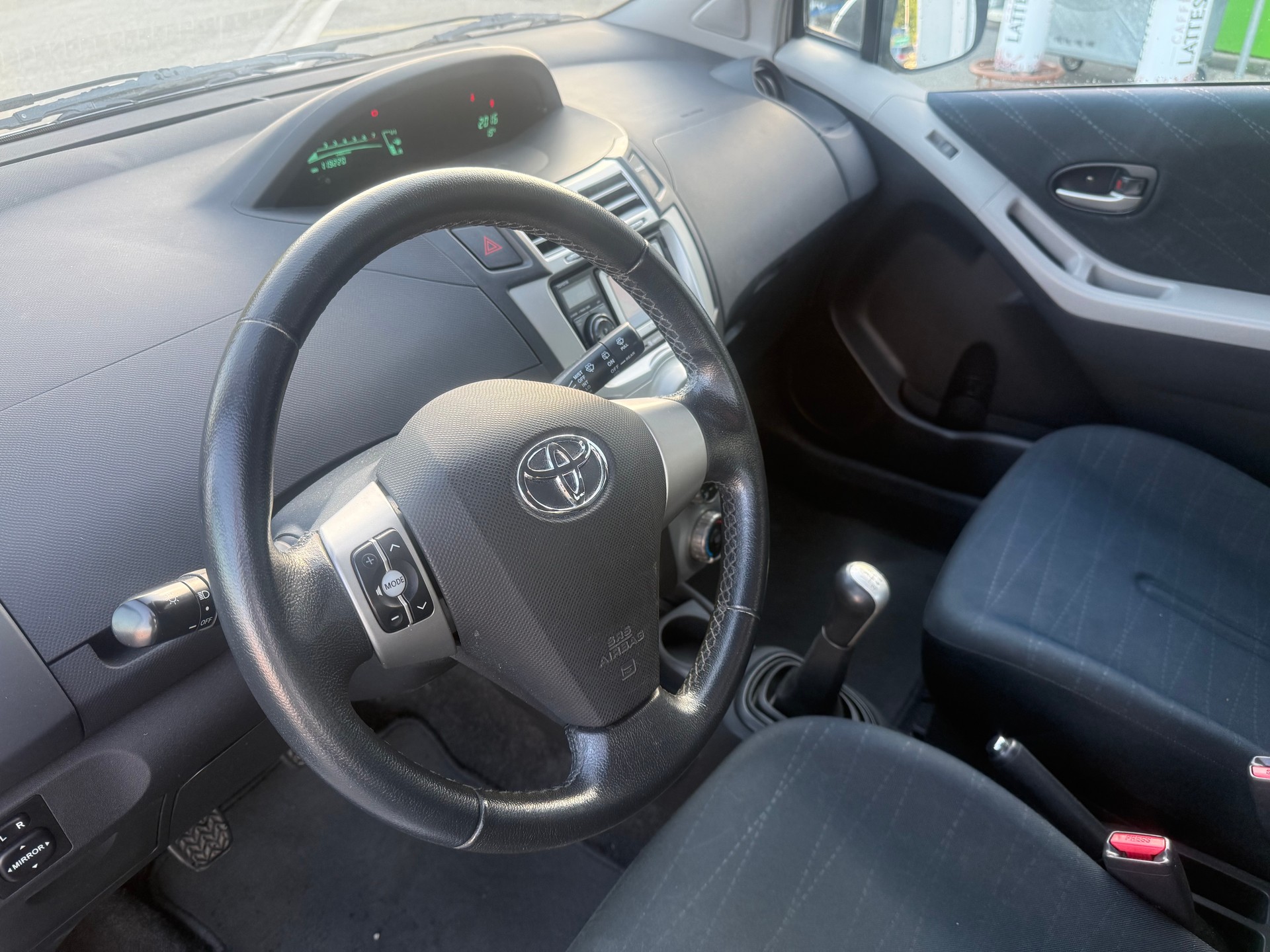 TOYOTA Yaris 1.3 Linea Luna (MFK, SERVICE)-image-9