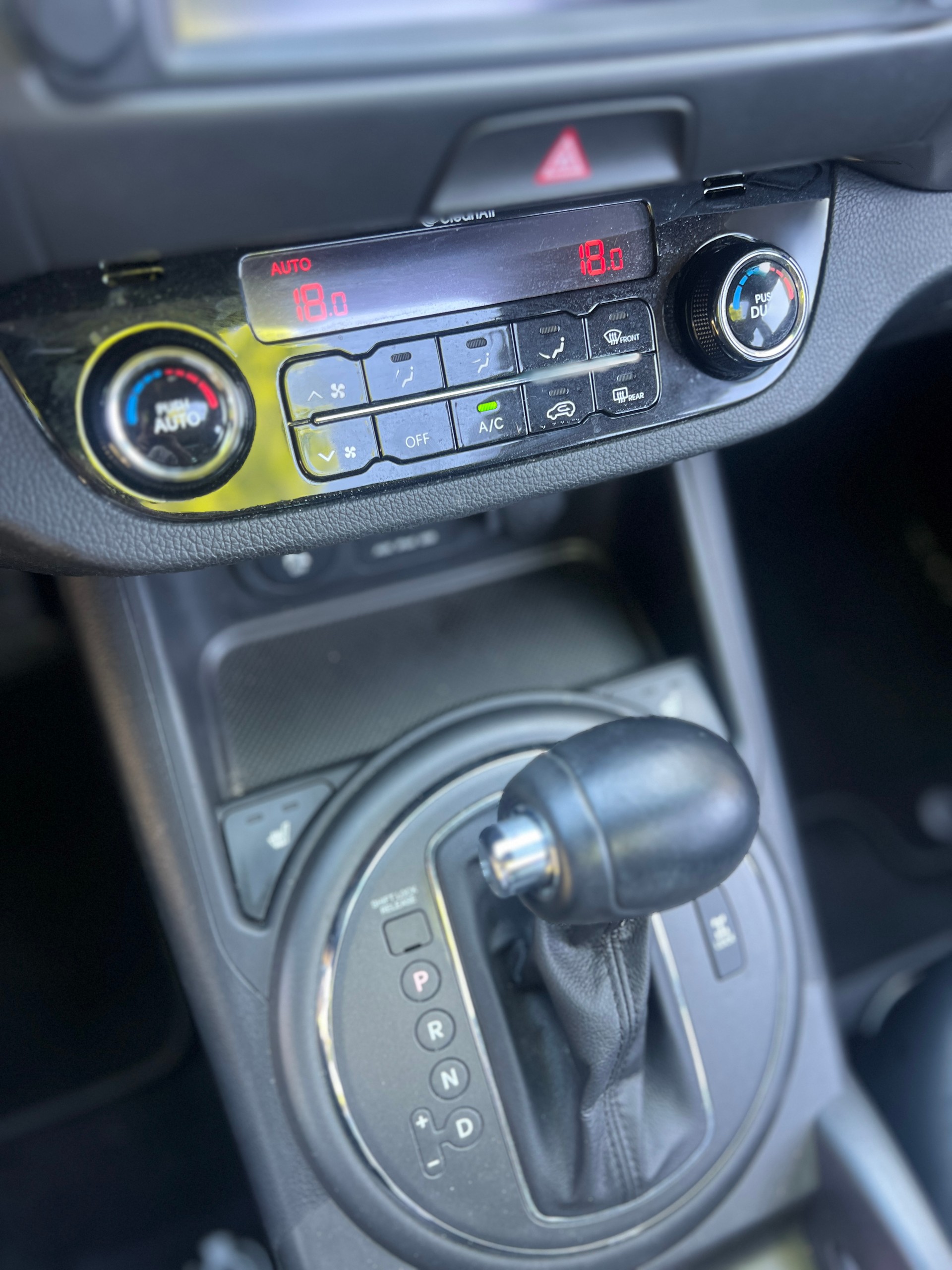 KIA Sportage 2.0 CRDi Style 4WD Automatic-image-8