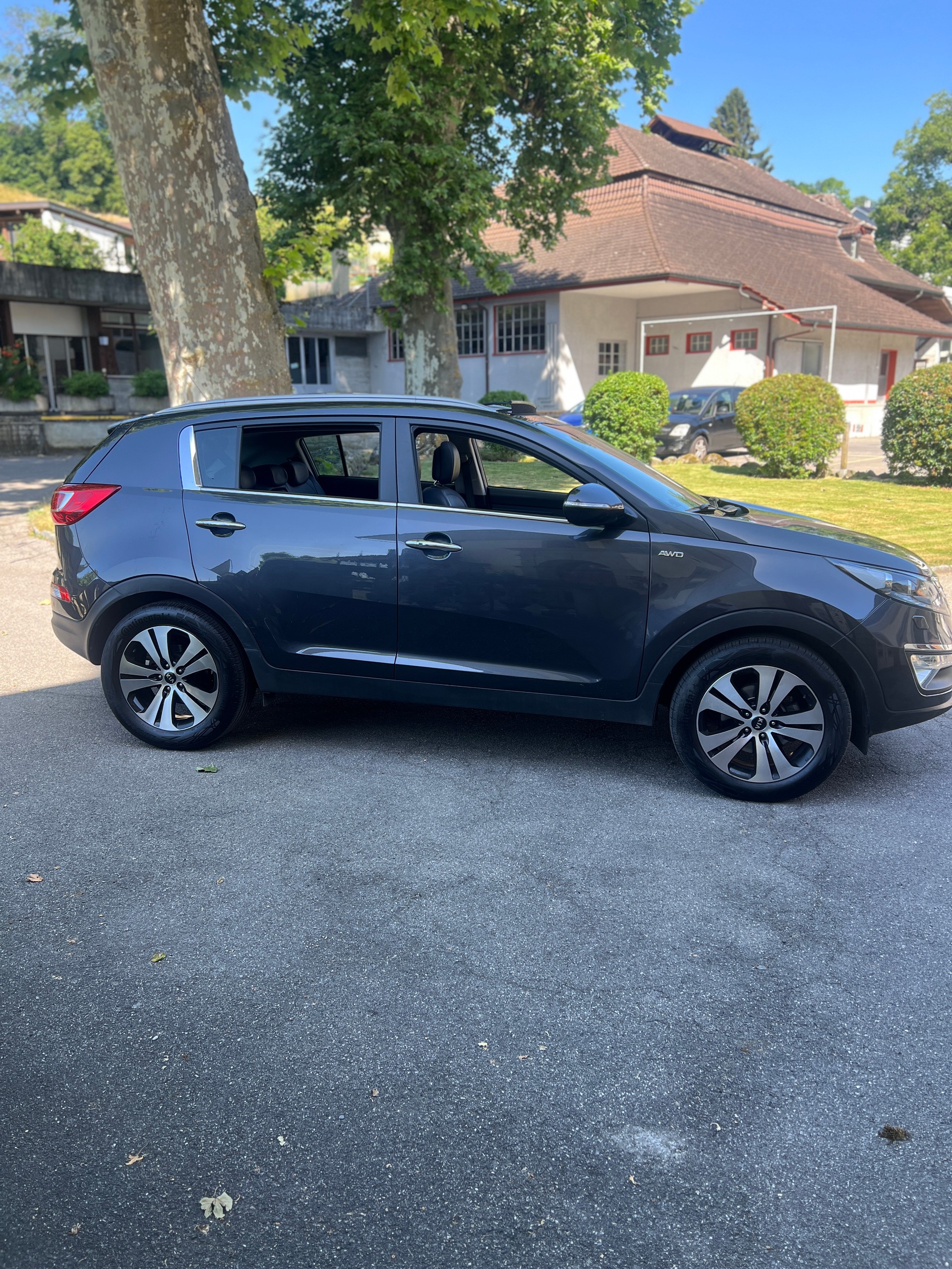 KIA Sportage 2.0 CRDi Style 4WD Automatic-image-3
