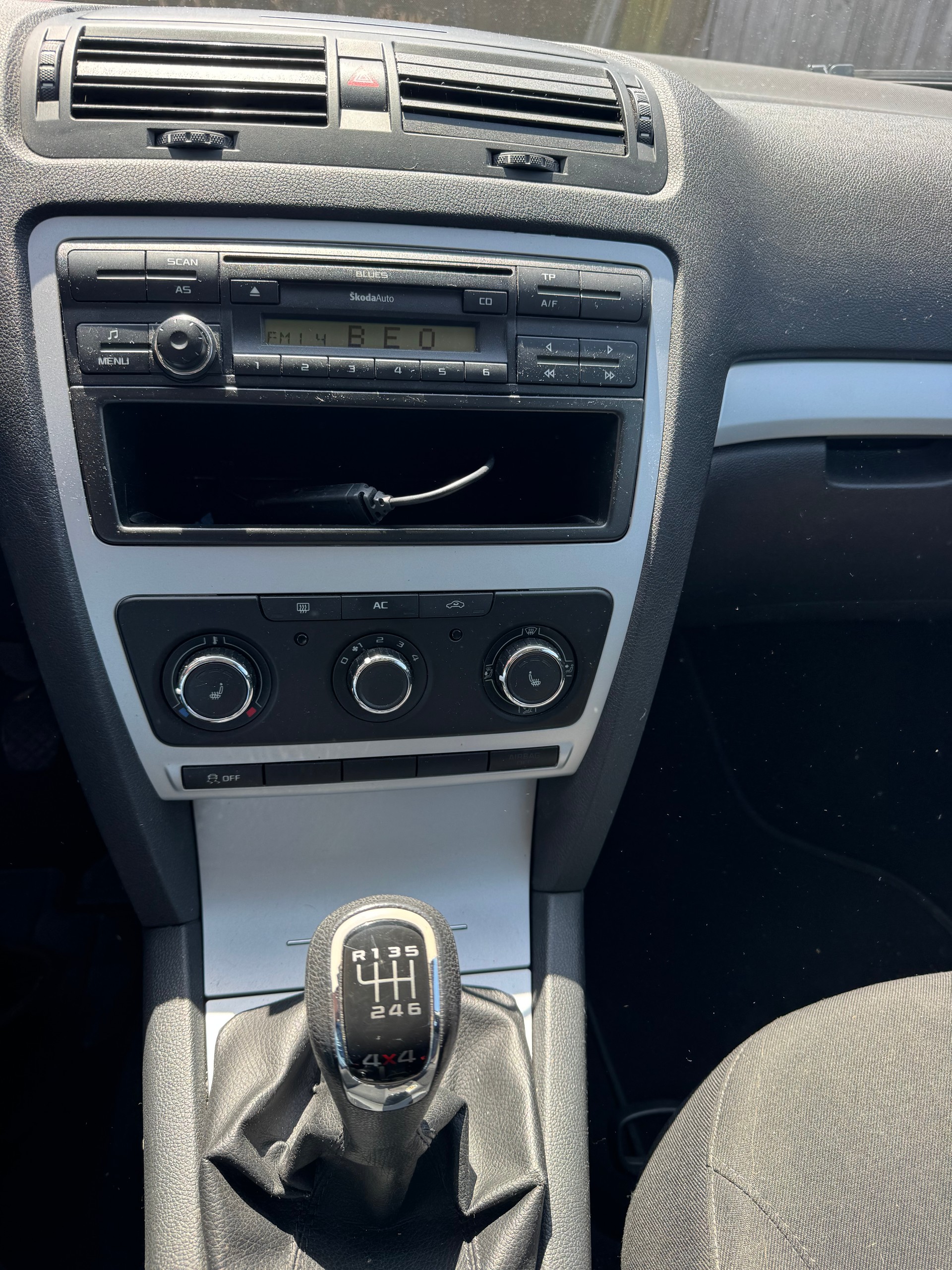 SKODA Octavia Combi 2.0 TDI Adventure 4x4-image-7