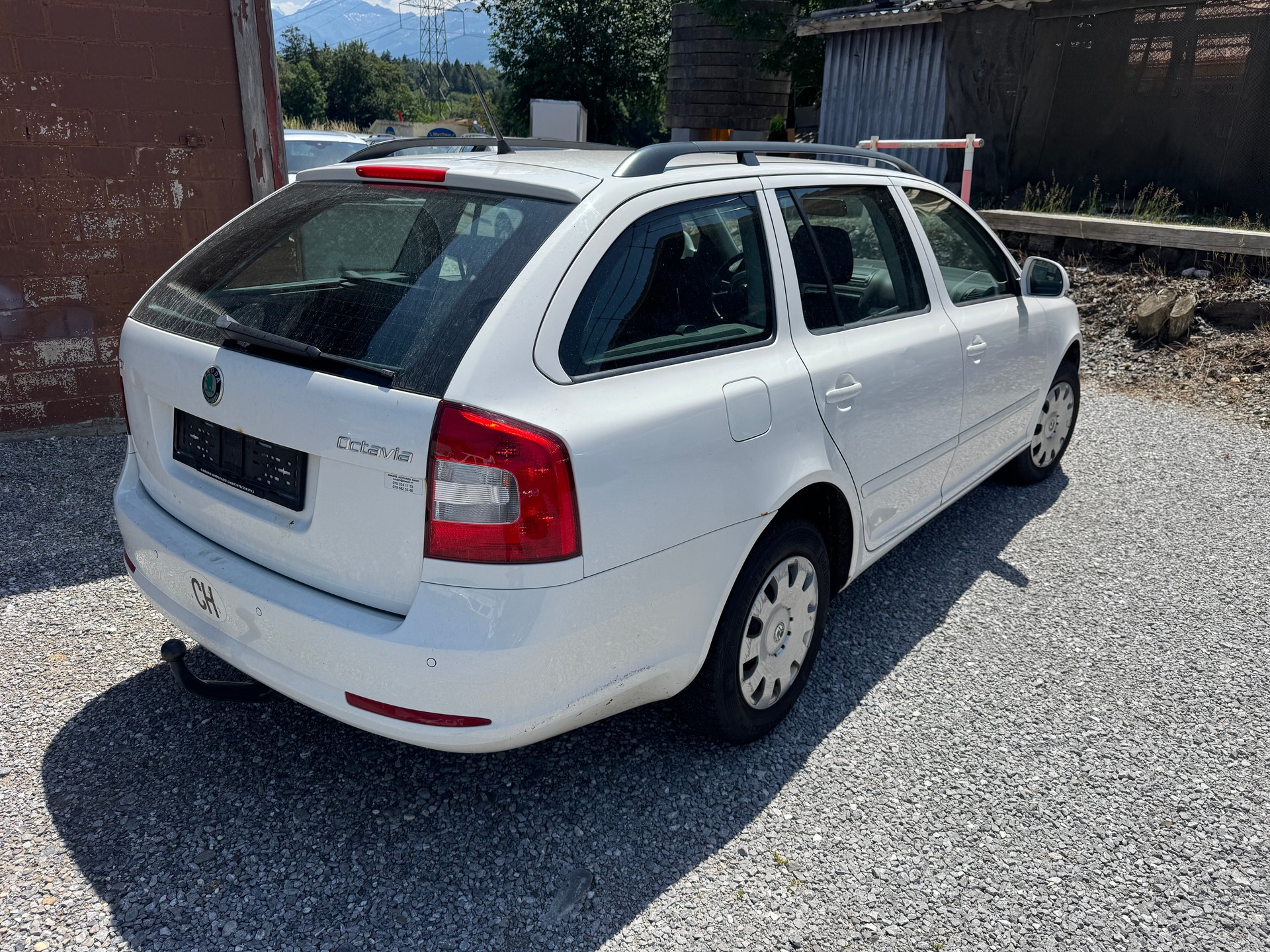 SKODA Octavia Combi 2.0 TDI Adventure 4x4-image-2
