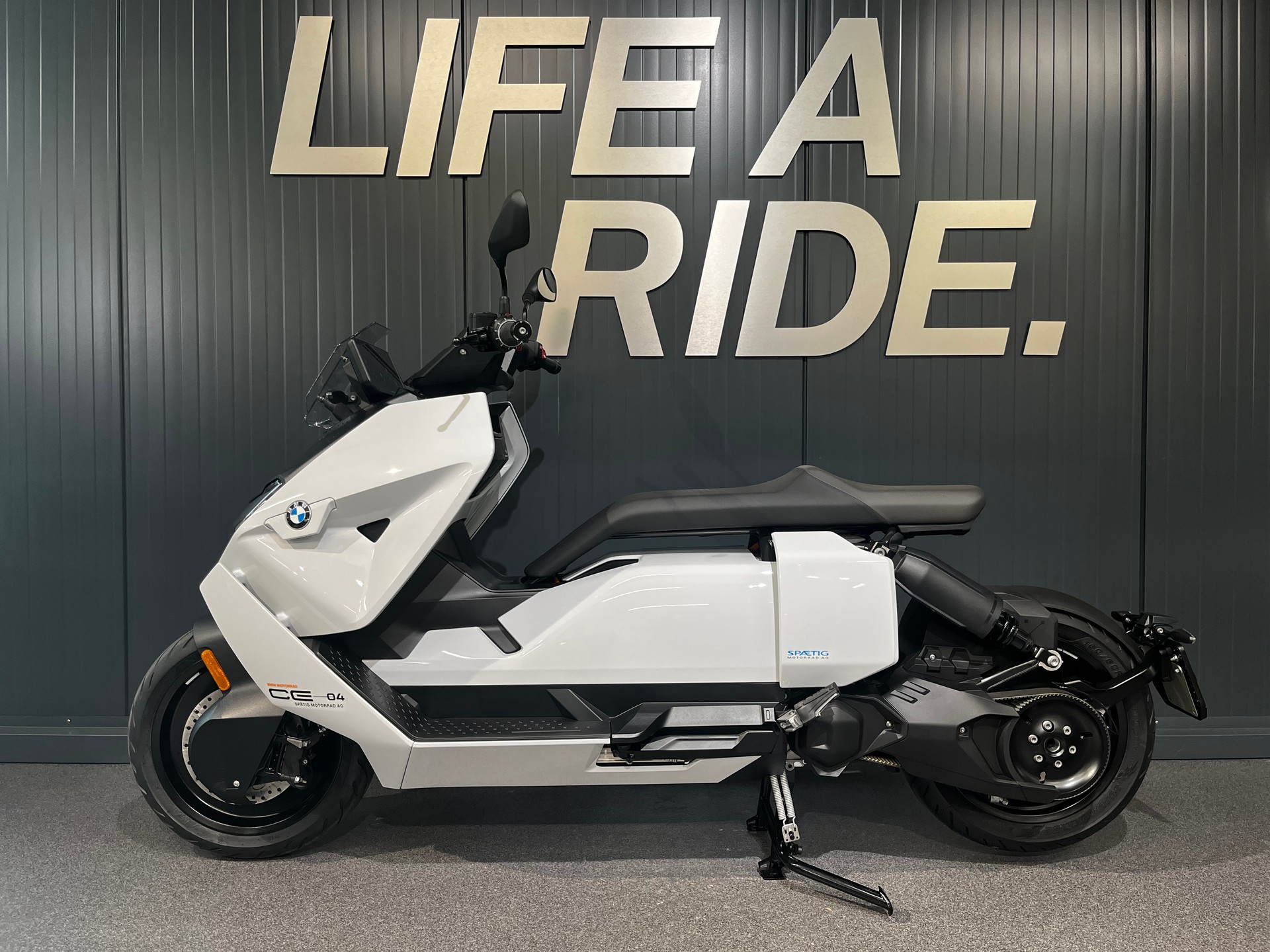 BMW CE 04-showroom-element-2