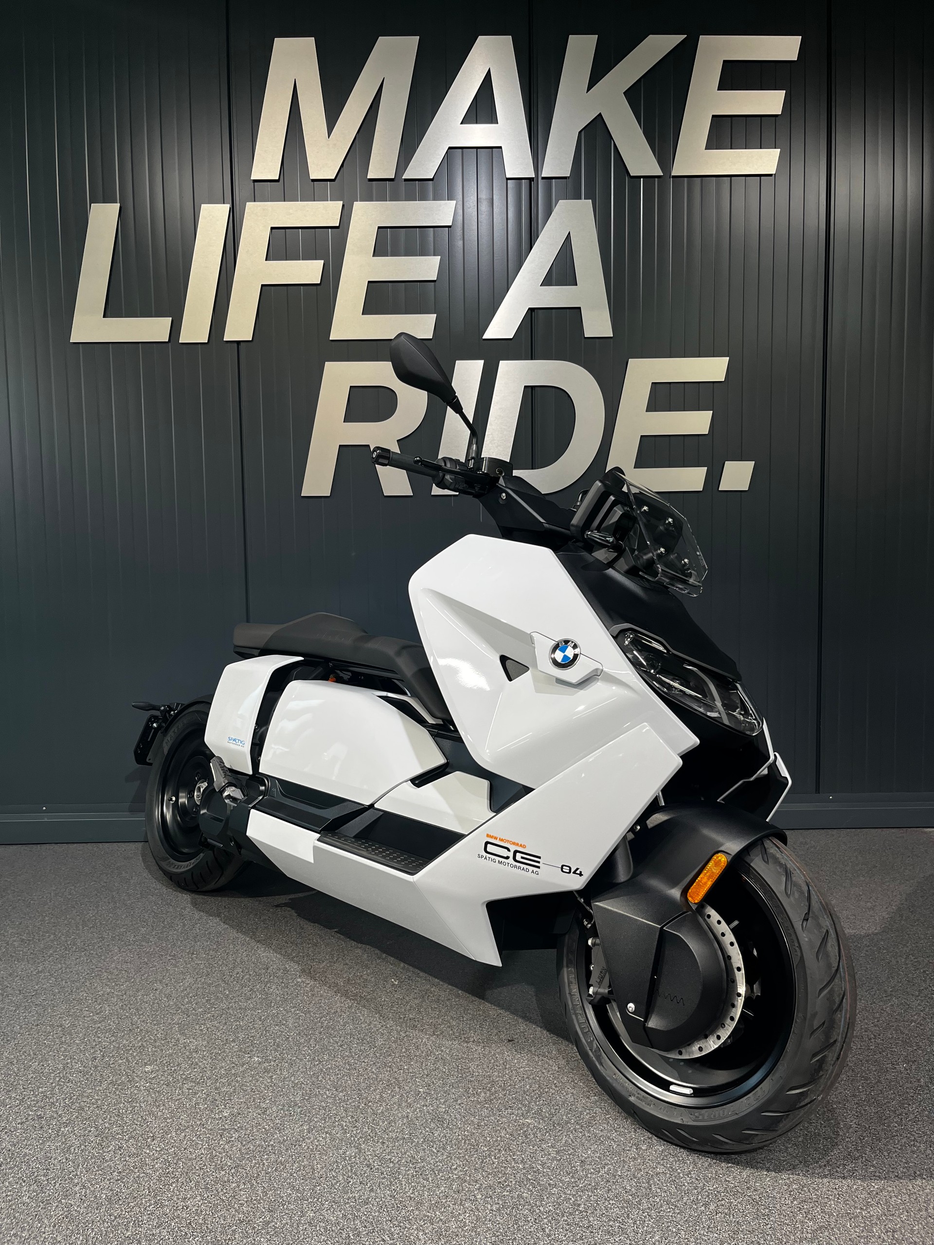 BMW CE 04-showroom-element-1