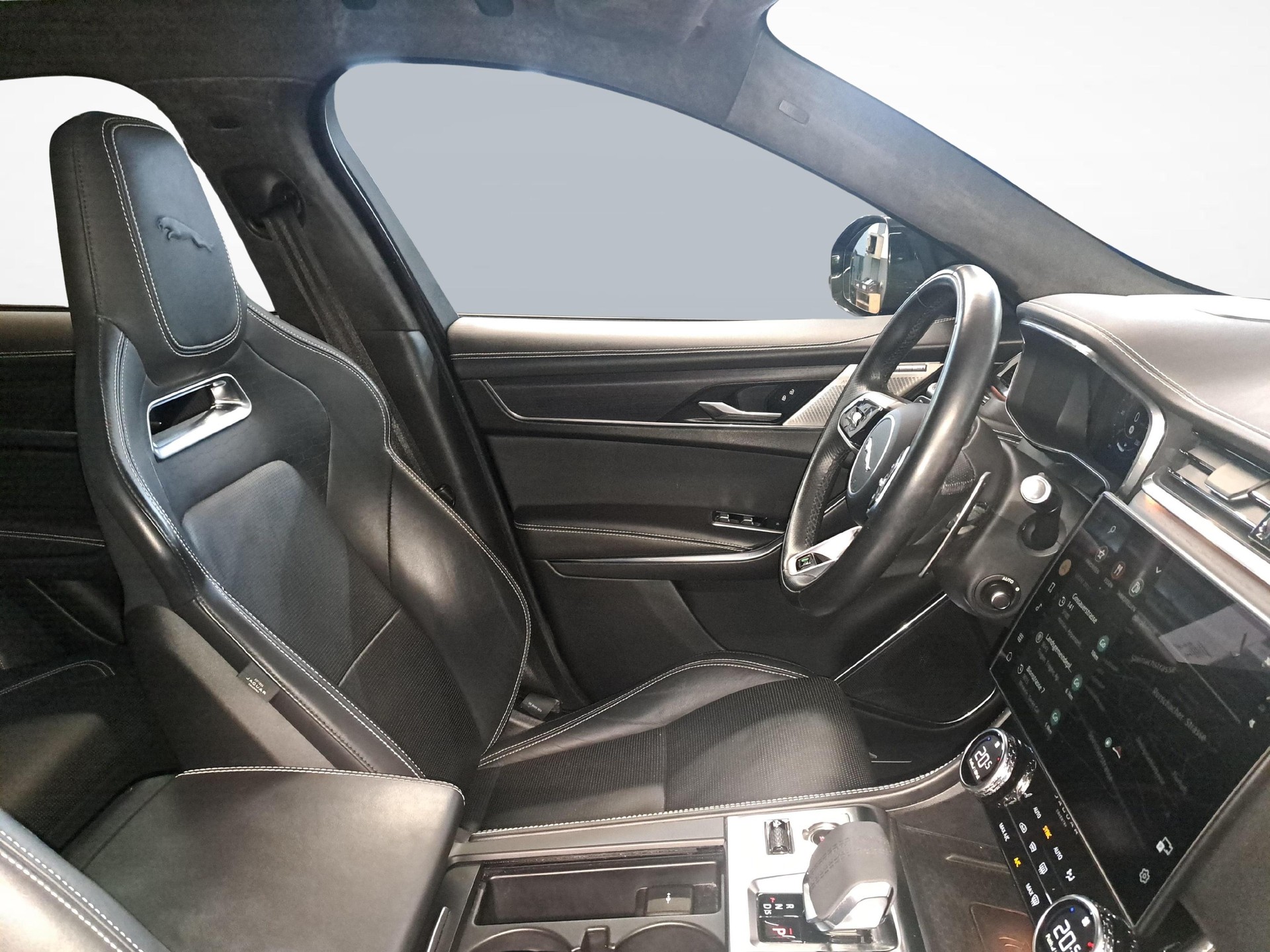 JAGUAR F-Pace 3.0 I6 R-Dynamic HSE AWD-image-9