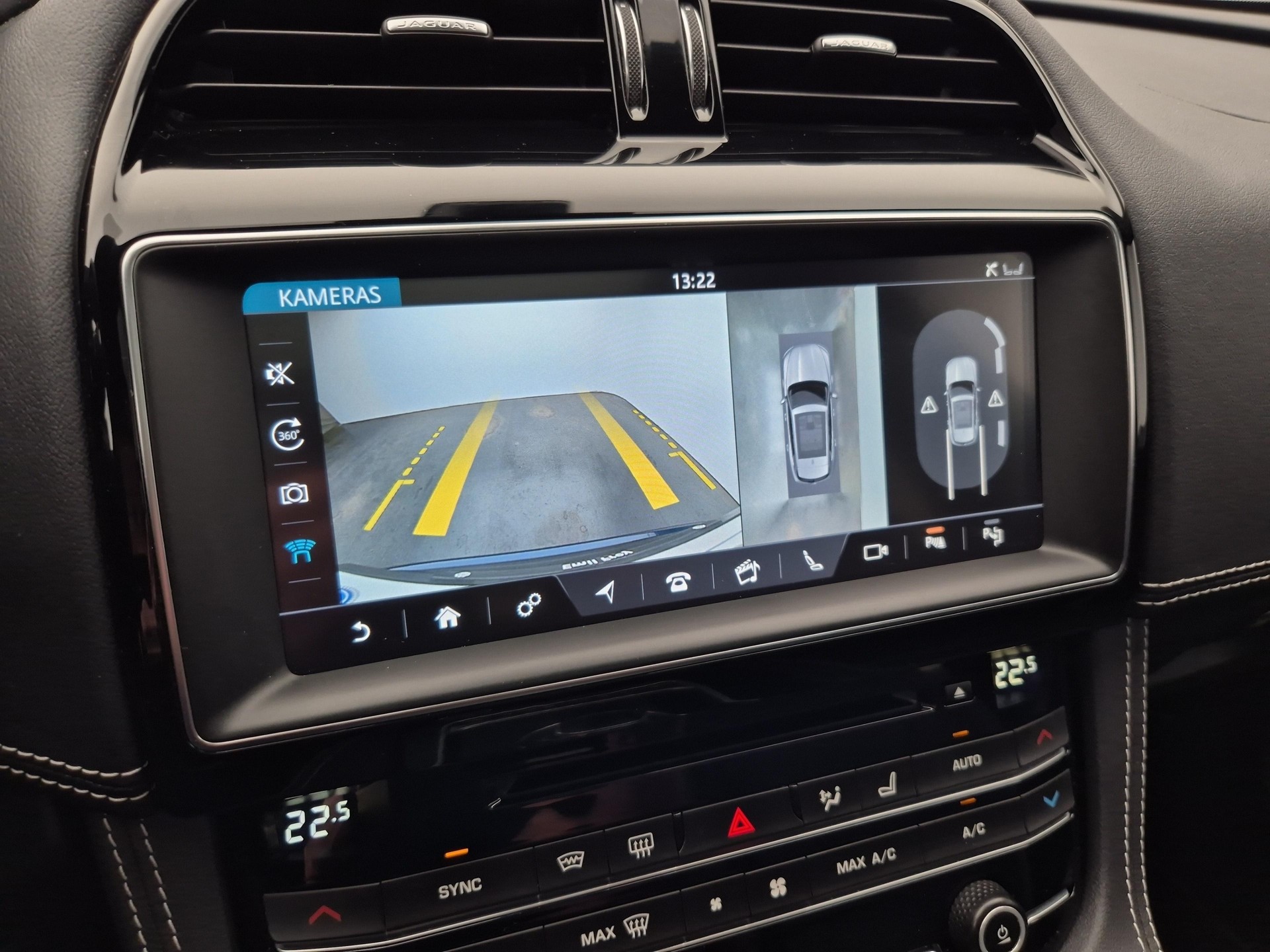JAGUAR F-Pace 2.0 T 300 R-Sport AWD-image-14