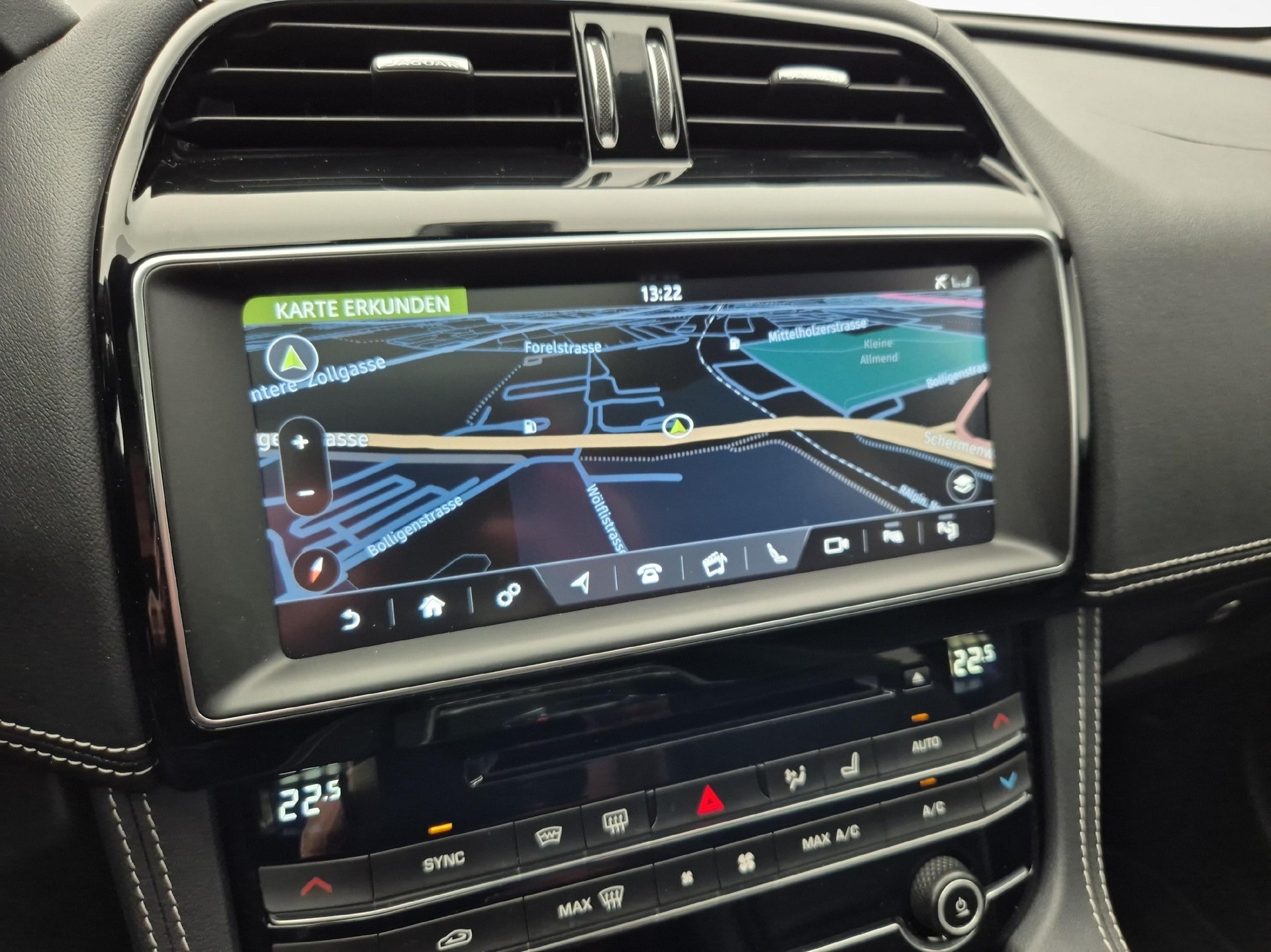 JAGUAR F-Pace 2.0 T 300 R-Sport AWD-image-12