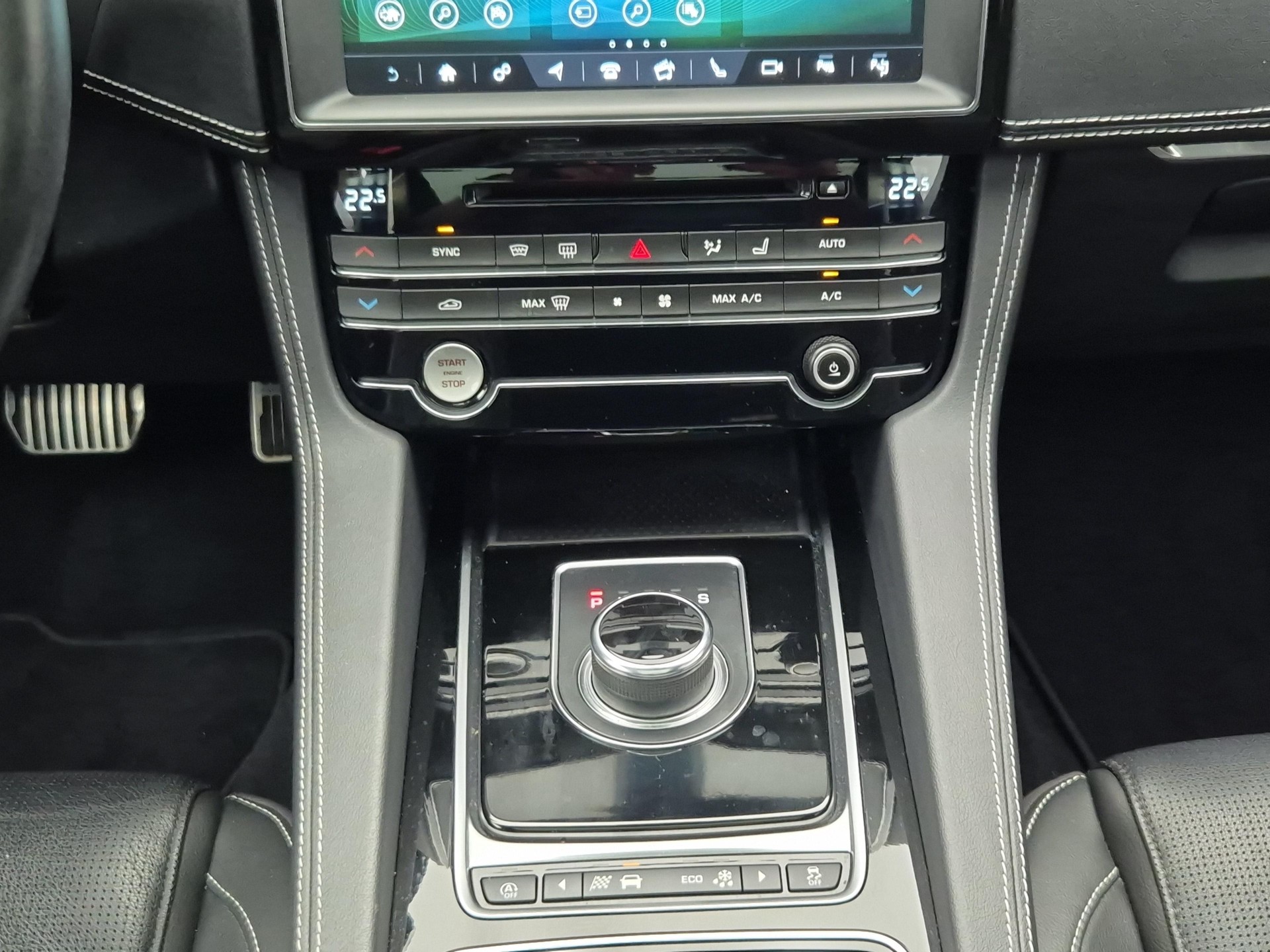JAGUAR F-Pace 2.0 T 300 R-Sport AWD-image-15