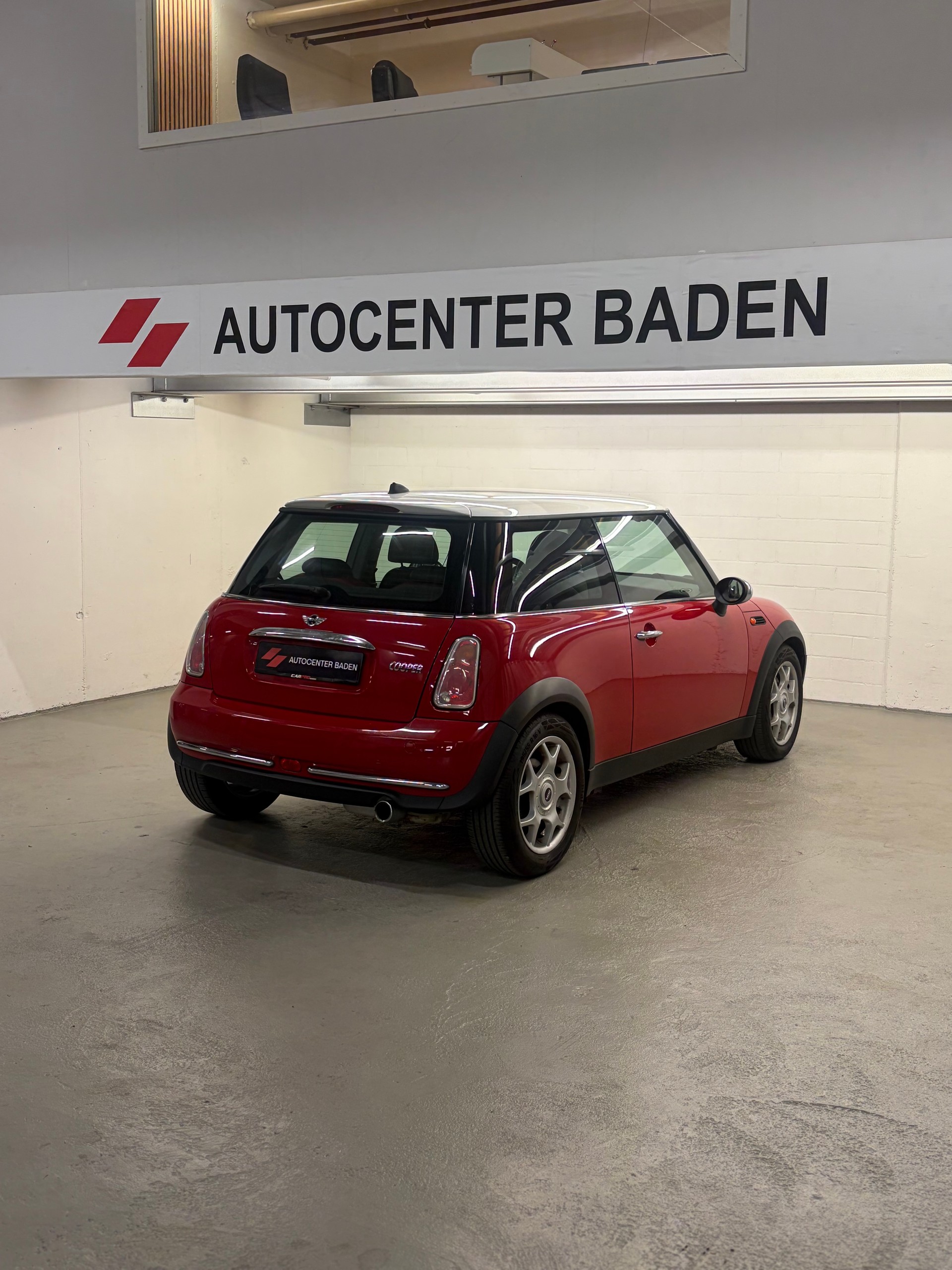 MINI Cooper-showroom-element-3