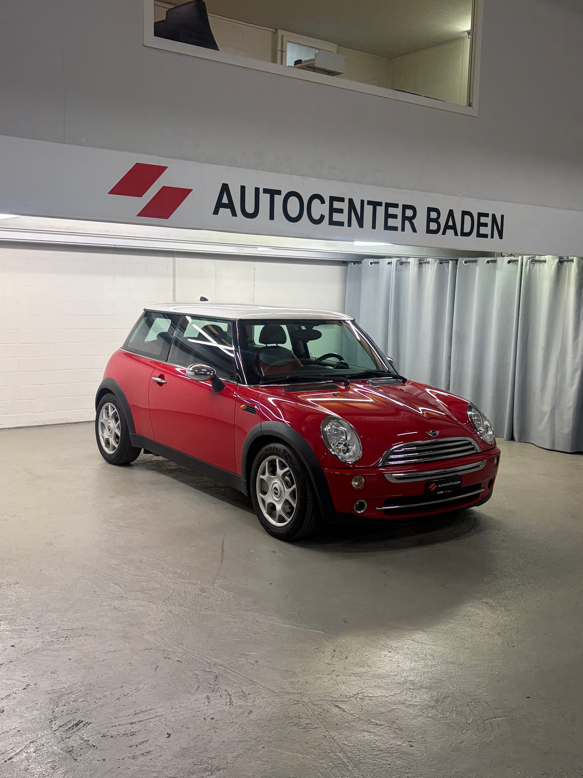 MINI Cooper-showroom-element-2