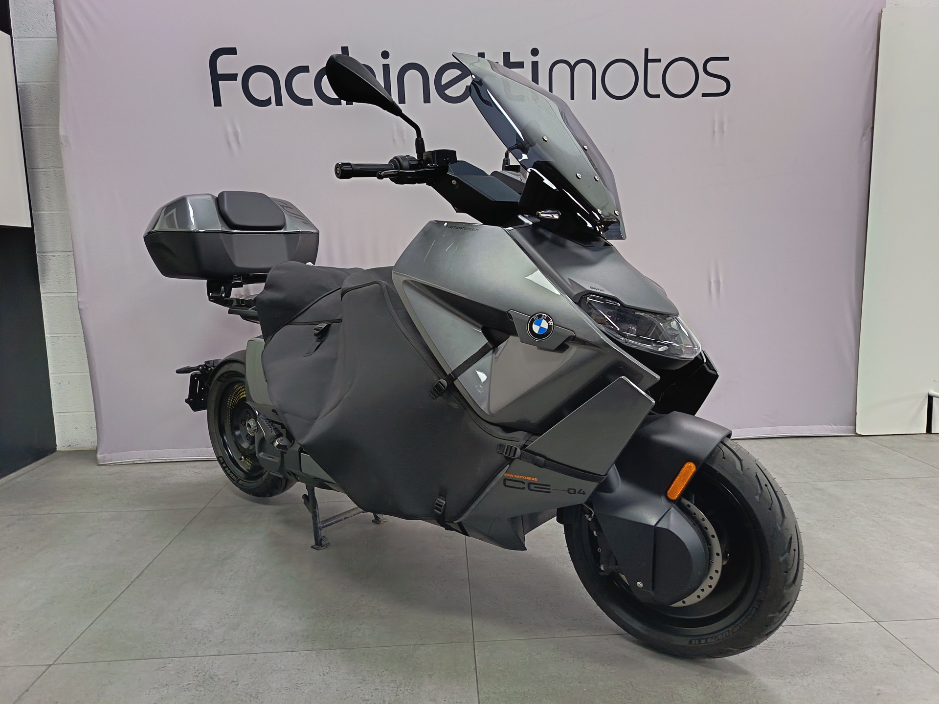 BMW CE 04 Avantgarde-showroom-element-1
