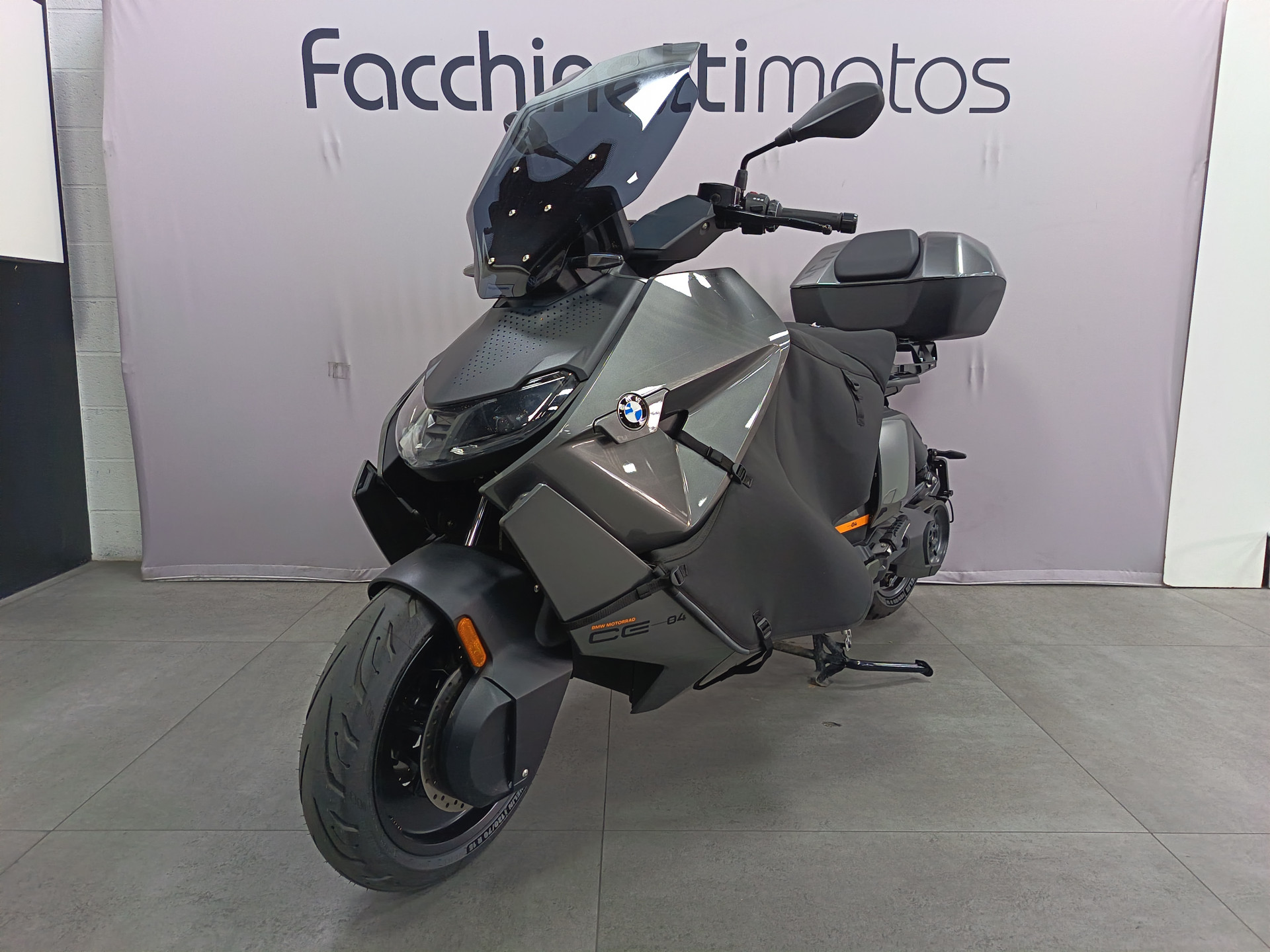 BMW CE 04 Avantgarde-showroom-element-2