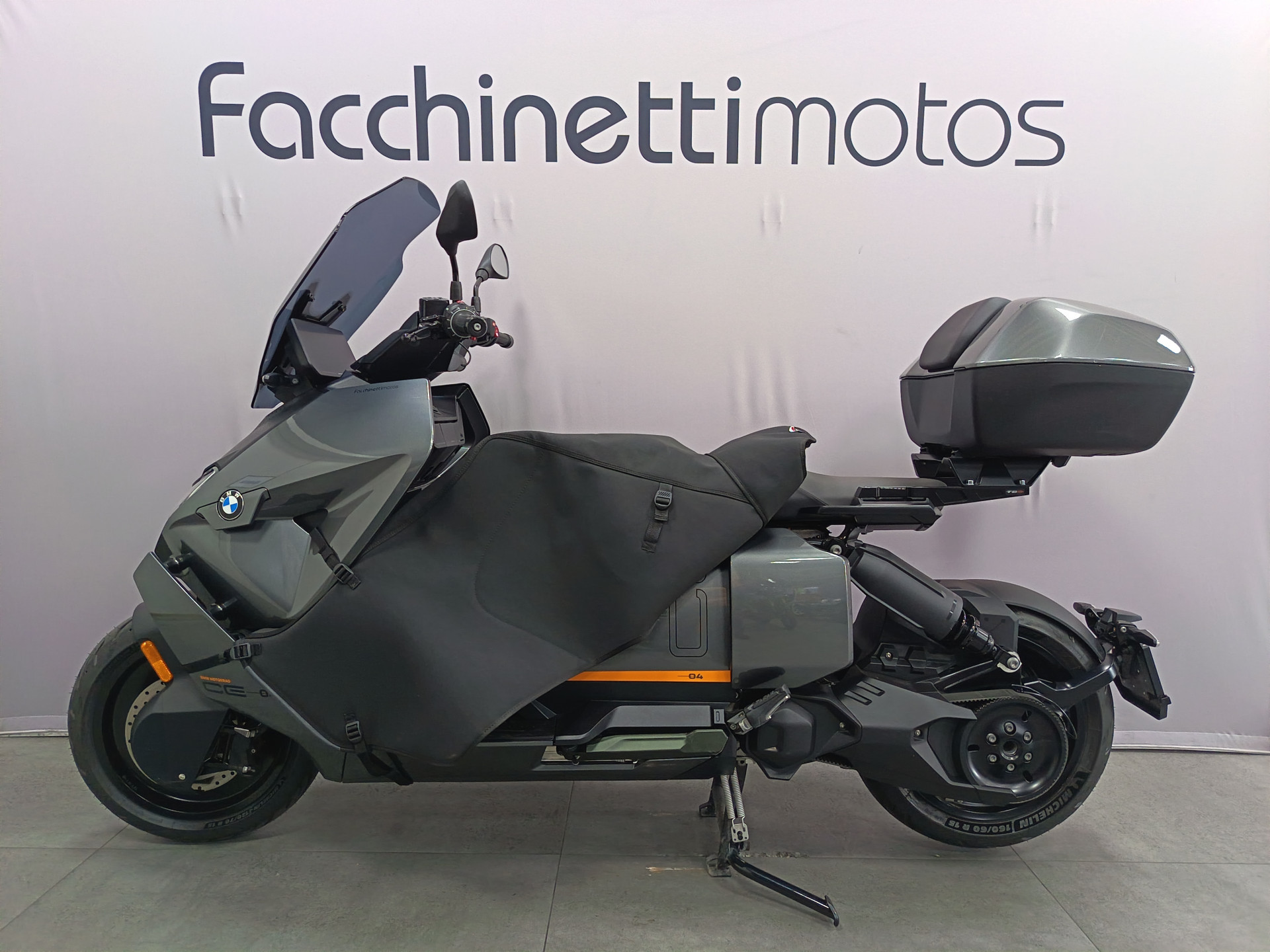 BMW CE 04 Avantgarde-showroom-element-3