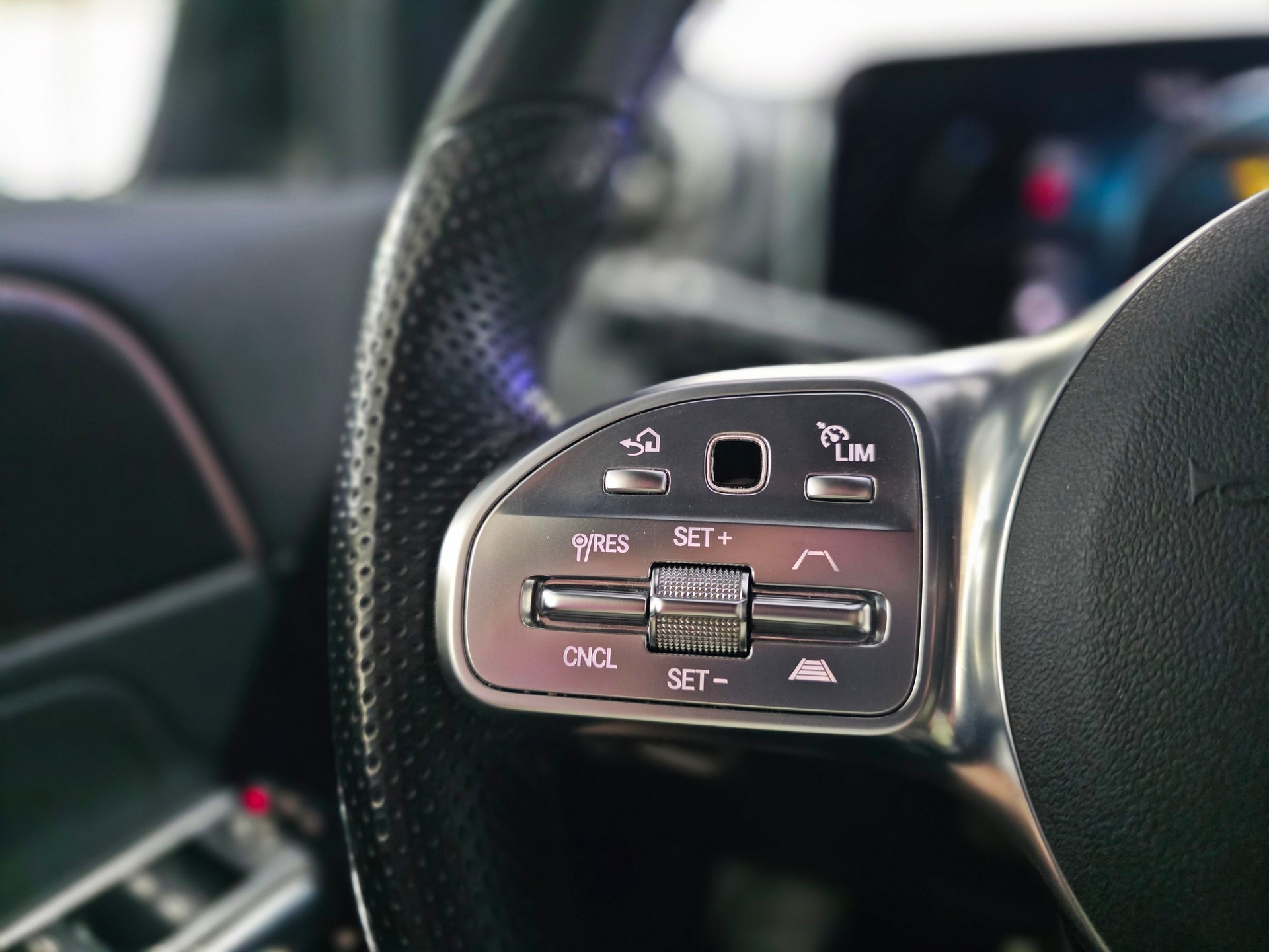 MERCEDES-BENZ B 220 4Matic AMG Line 7G-DCT-image-21