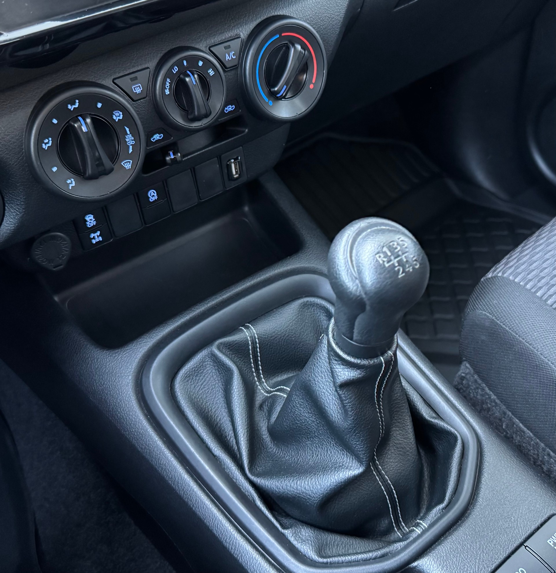 TOYOTA Hilux 2.4D-4D Comfort Double Cab 4x4-image-15