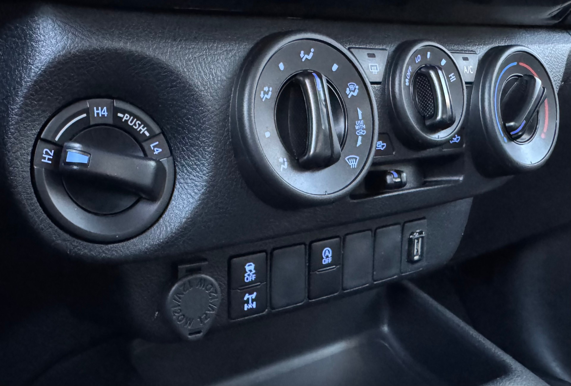 TOYOTA Hilux 2.4D-4D Comfort Double Cab 4x4-image-17