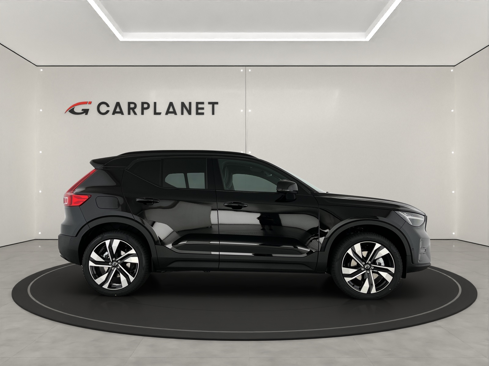 VOLVO XC40 2.0 B3 MH Plus Dark-image-1