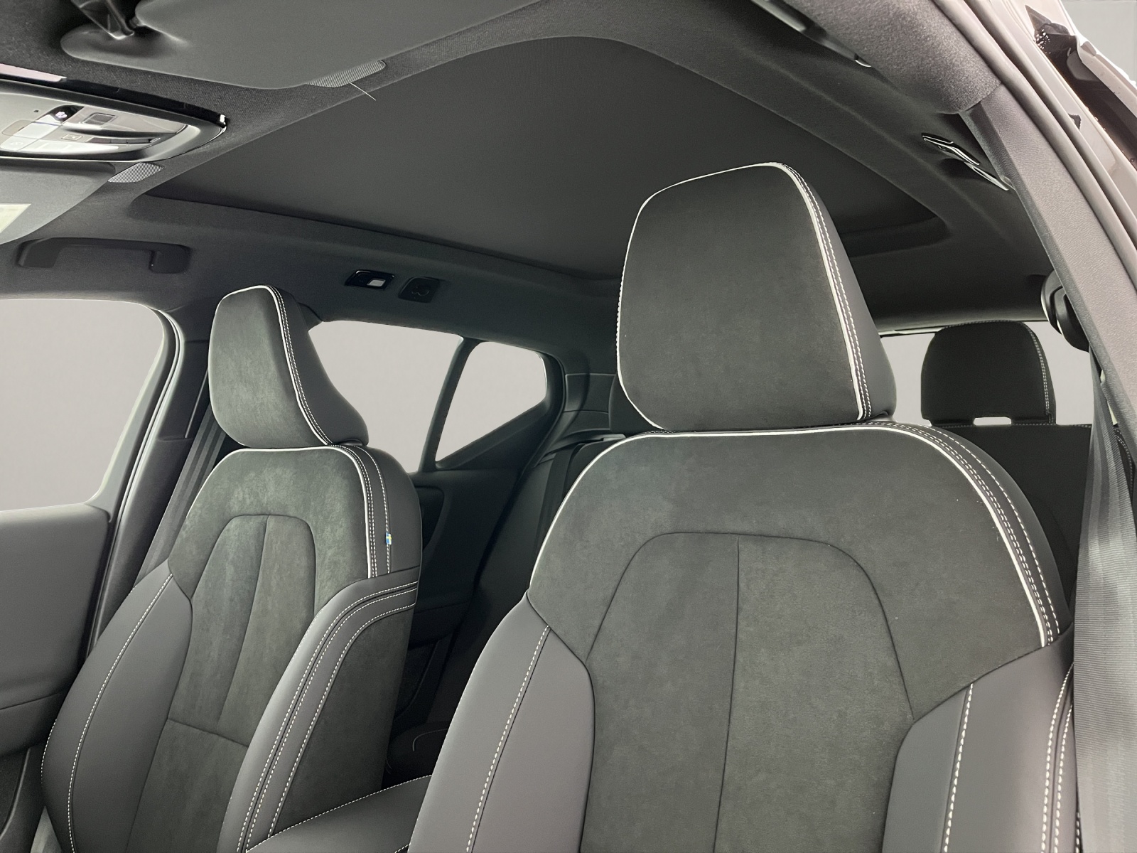 VOLVO XC40 2.0 B3 MH Plus Dark-image-10