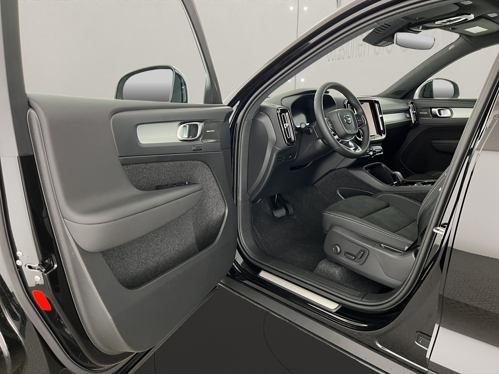 VOLVO XC40 2.0 B3 MH Plus Dark-image-7
