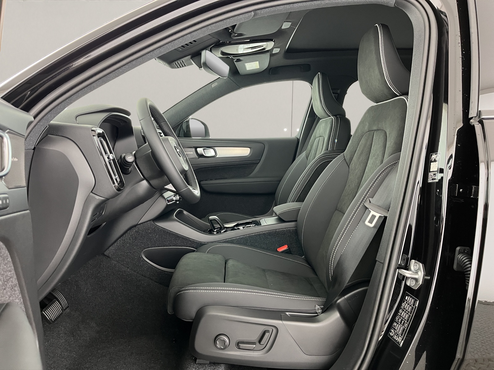VOLVO XC40 2.0 B3 MH Plus Dark-image-8