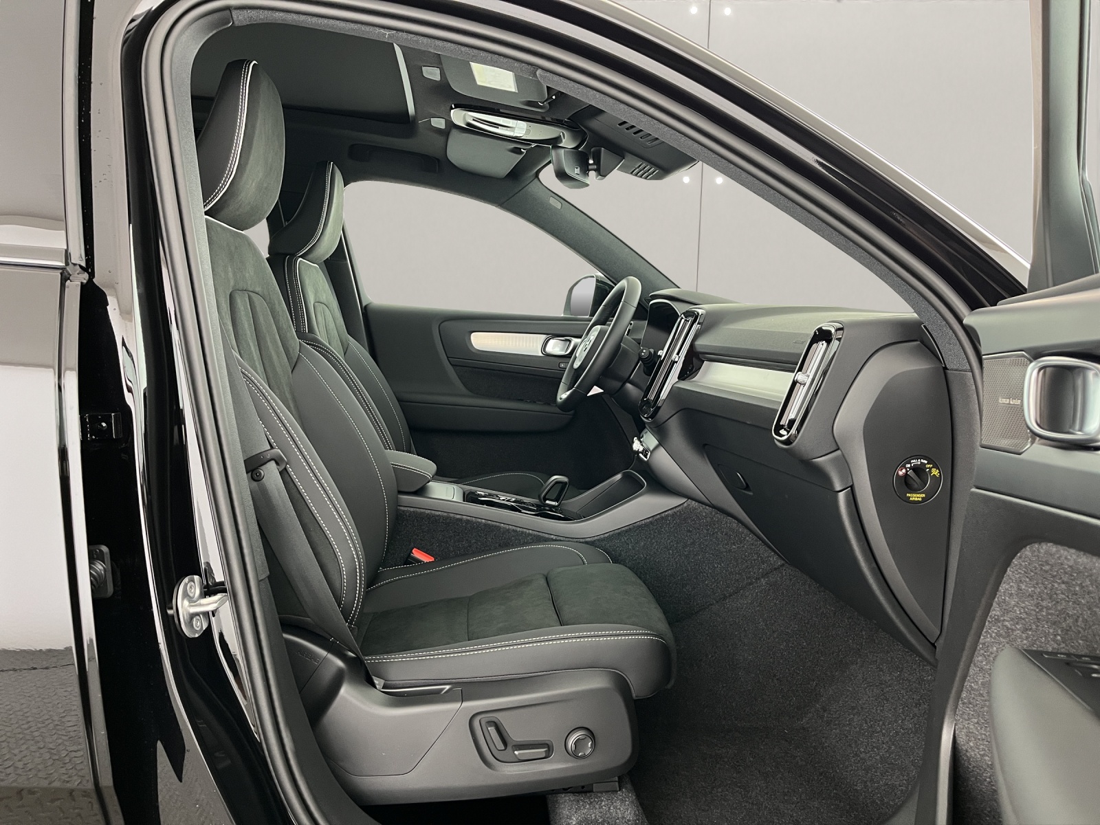VOLVO XC40 2.0 B3 MH Plus Dark-image-9