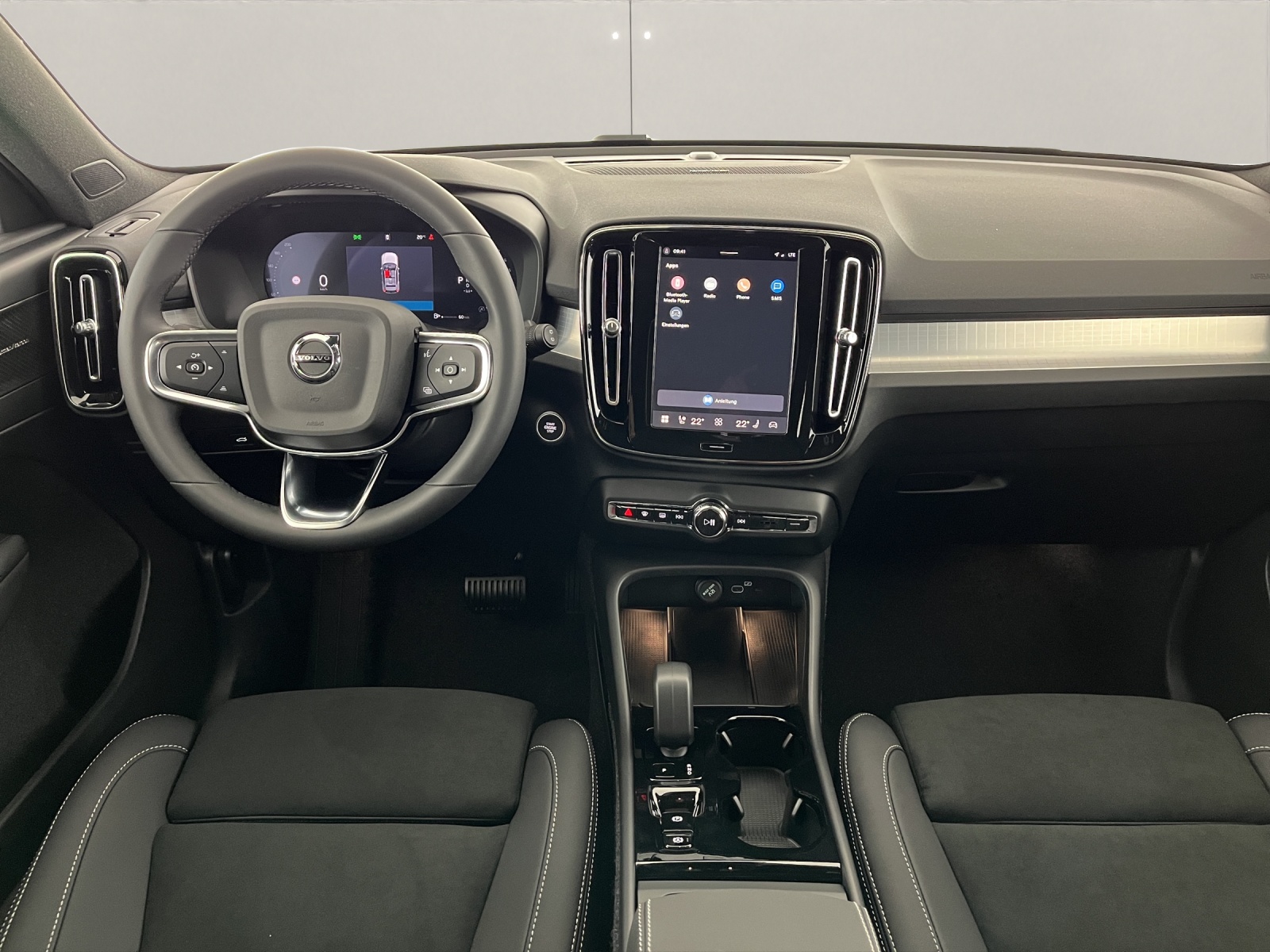 VOLVO XC40 2.0 B3 MH Plus Dark-image-12