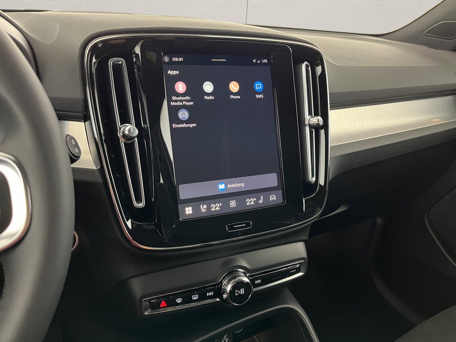 VOLVO XC40 2.0 B3 MH Plus Dark-image-14