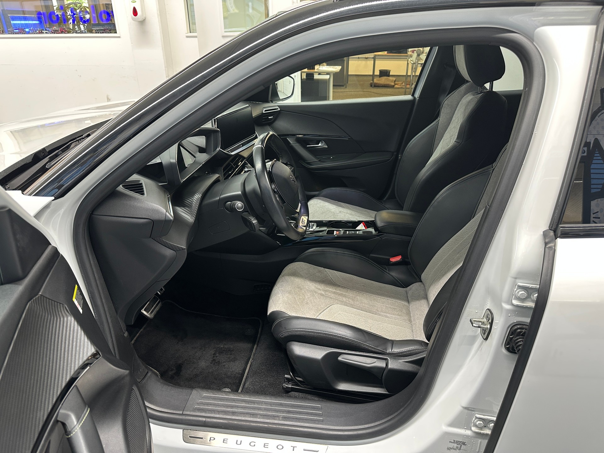 PEUGEOT 2008 e GT Pack-image-7