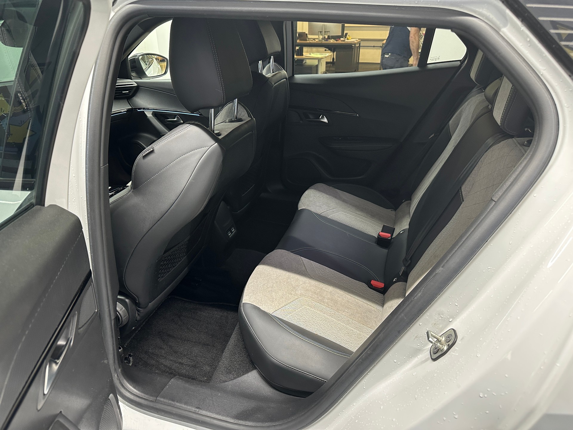 PEUGEOT 2008 e GT Pack-image-8