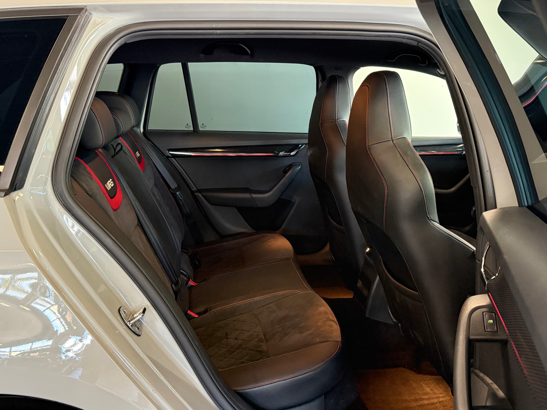 SKODA Octavia Combi 2.0 TSI RS DSG-image-12