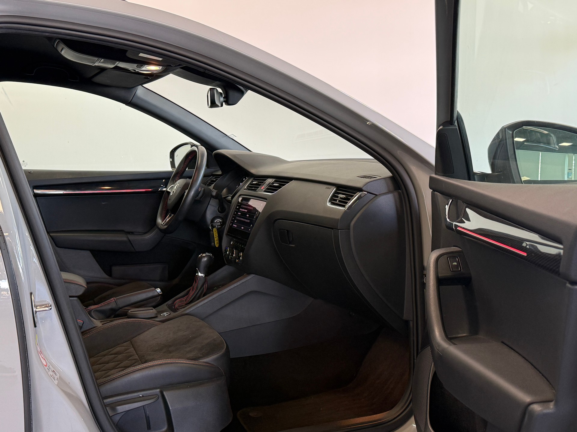 SKODA Octavia Combi 2.0 TSI RS DSG-image-9