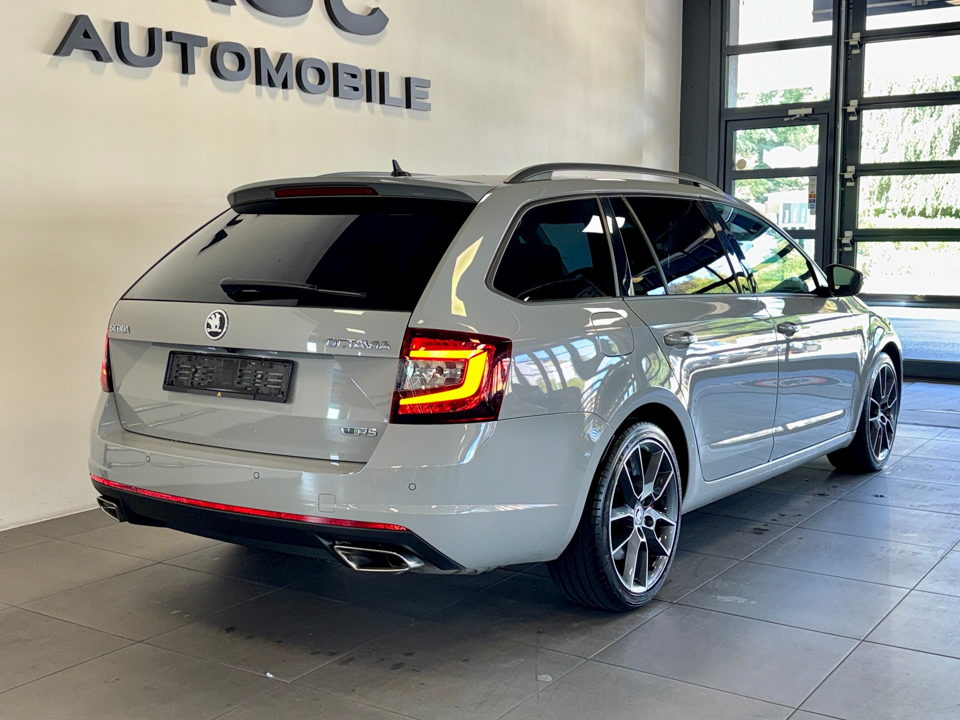 SKODA Octavia Combi 2.0 TSI RS DSG-image-2