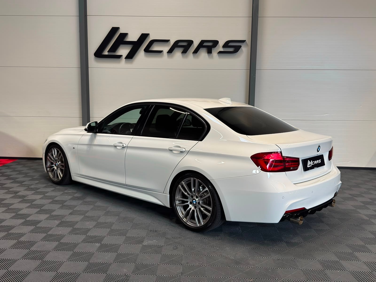 BMW 330i xDrive SAG M-Sport-image-2
