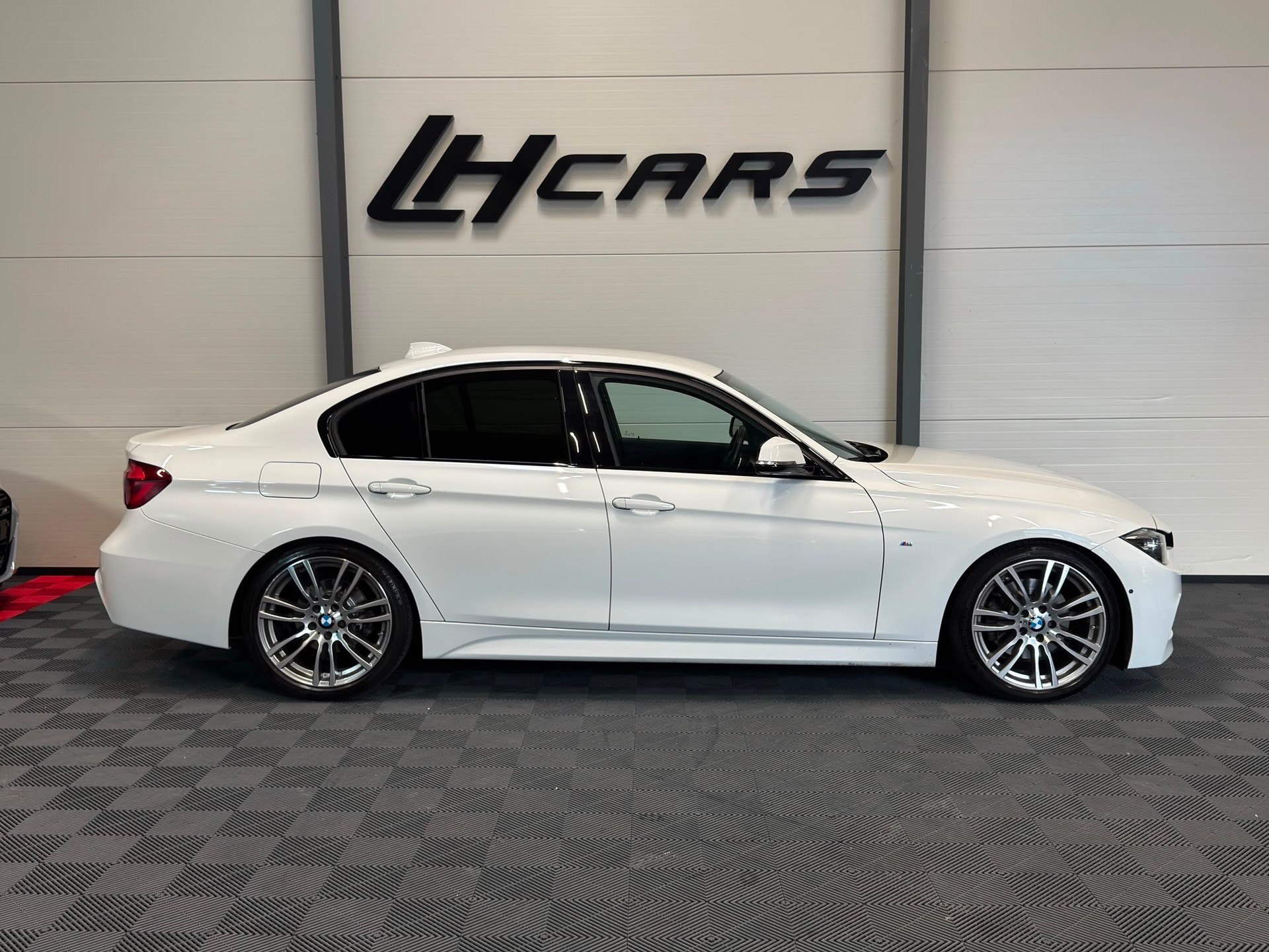 BMW 330i xDrive SAG M-Sport-image-4