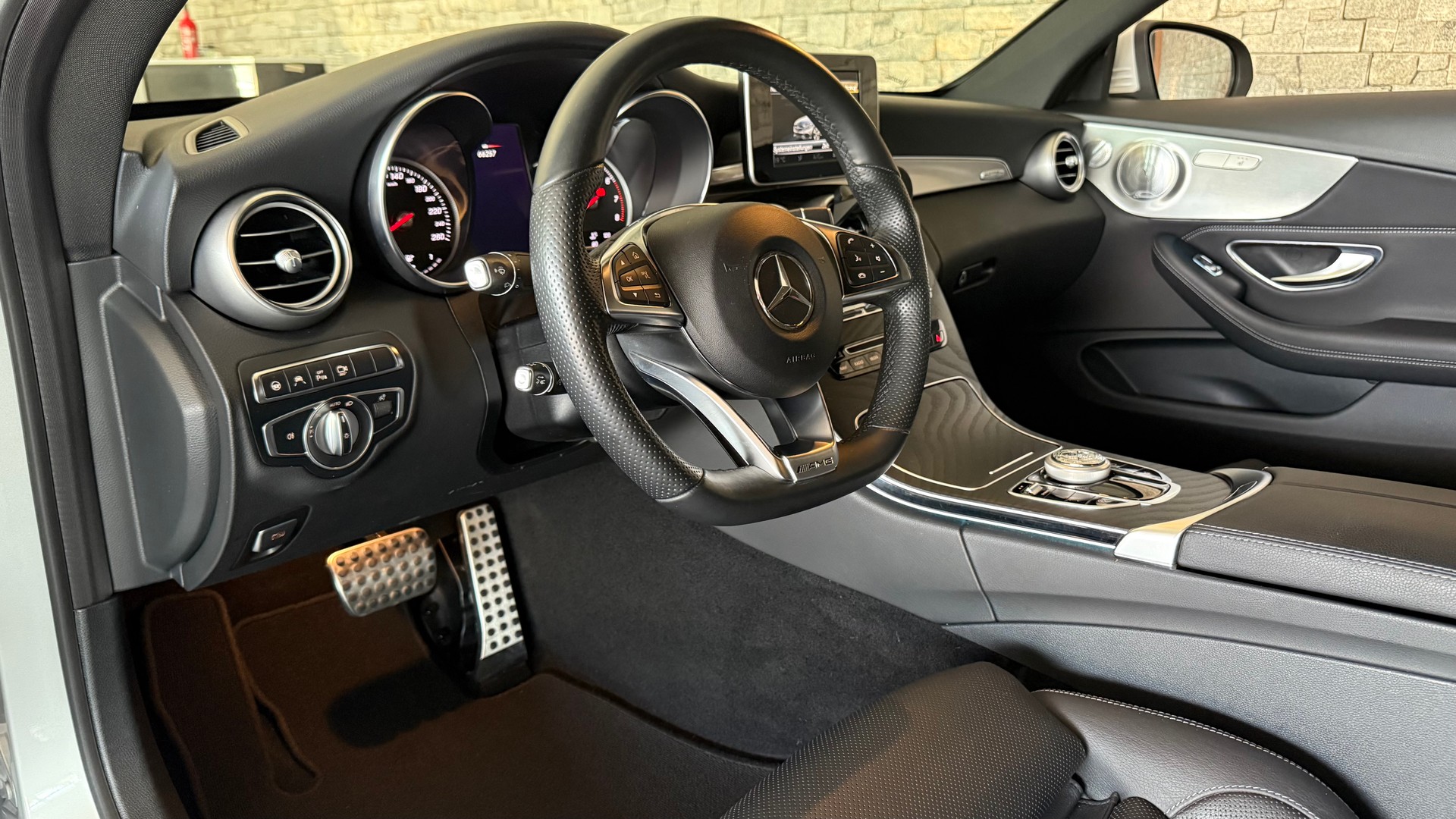 MERCEDES-BENZ C 200 Coupé AMG Line Edition 1 4Matic-image-17
