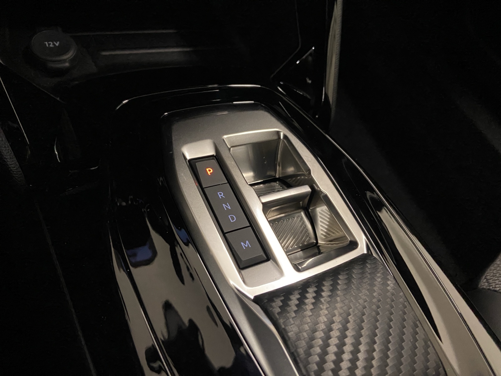 PEUGEOT 2008 1.2 Hybrid 145 Allure-image-9