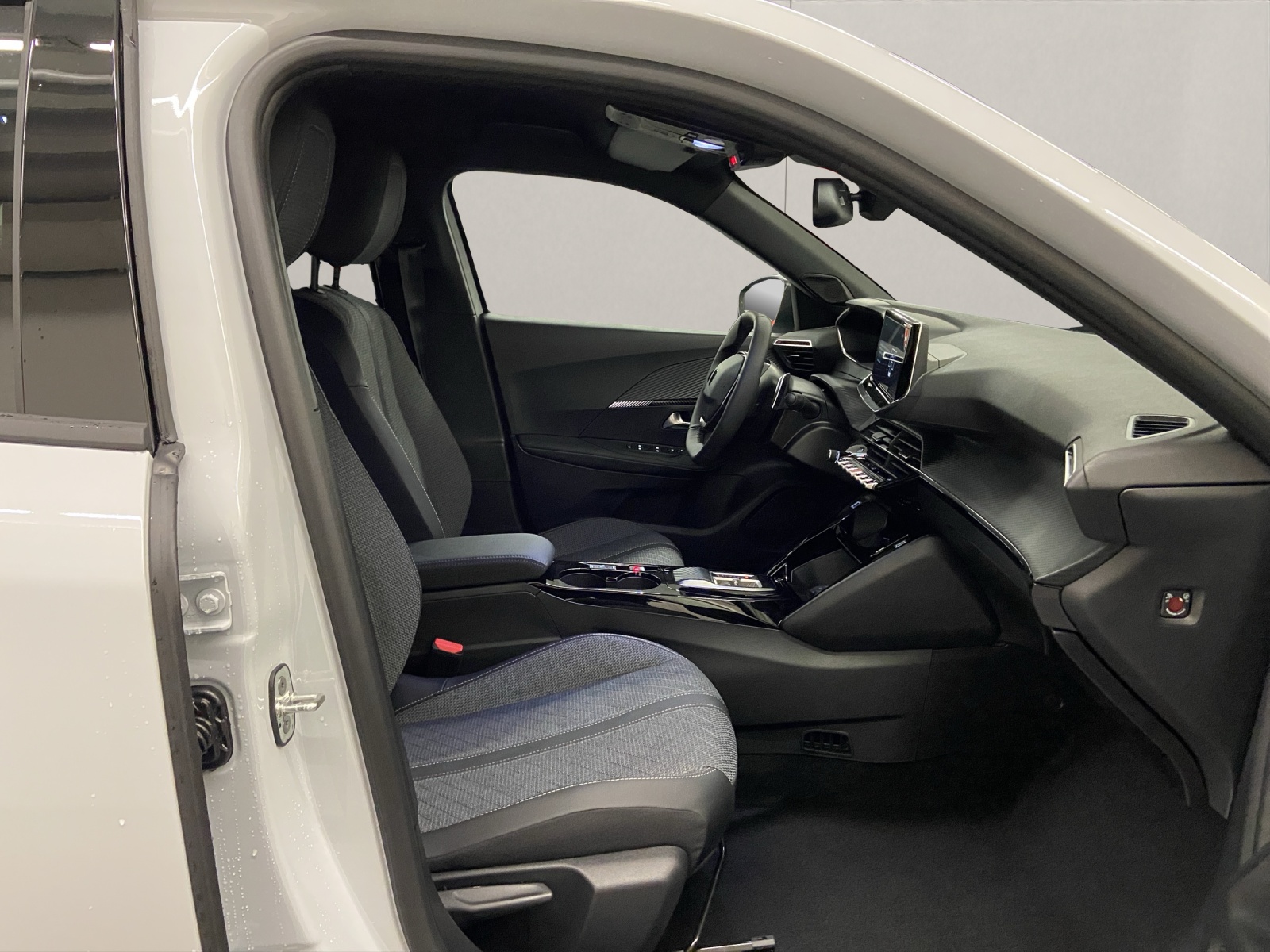 PEUGEOT 2008 1.2 Hybrid 145 Allure-image-5