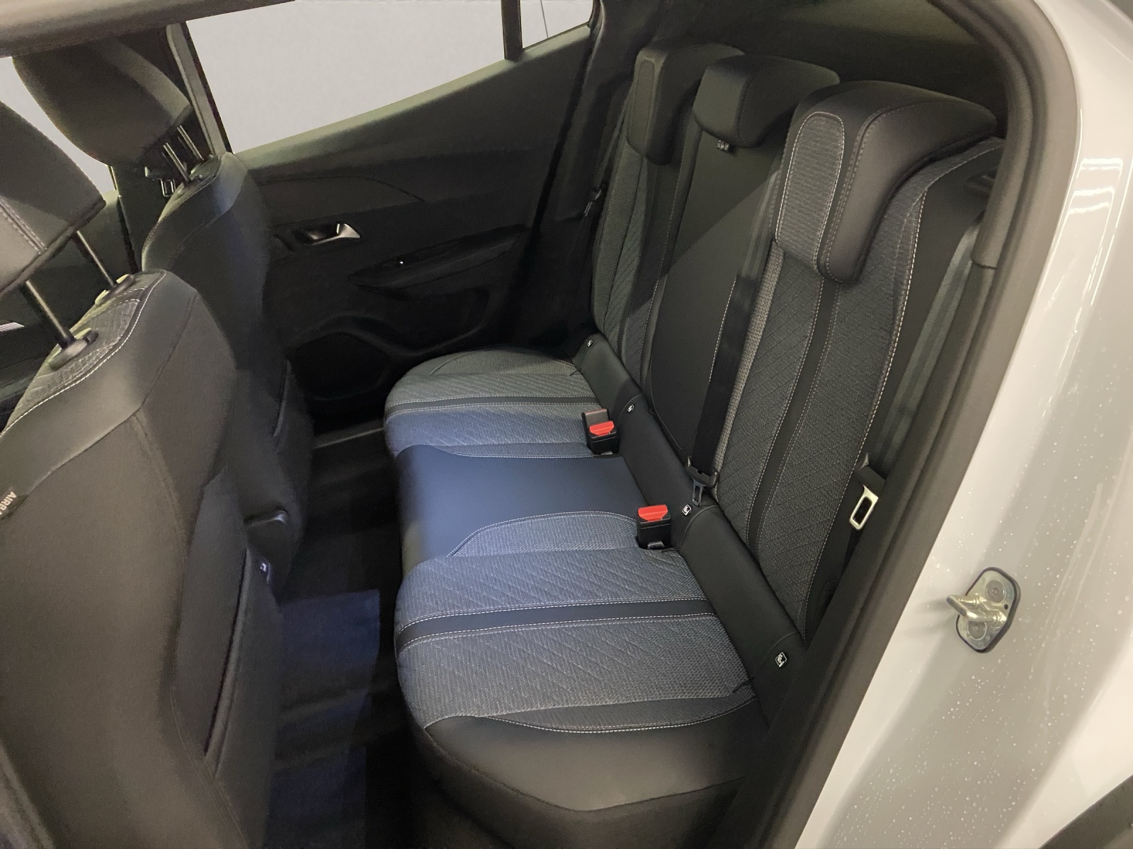 PEUGEOT 2008 1.2 Hybrid 145 Allure-image-11