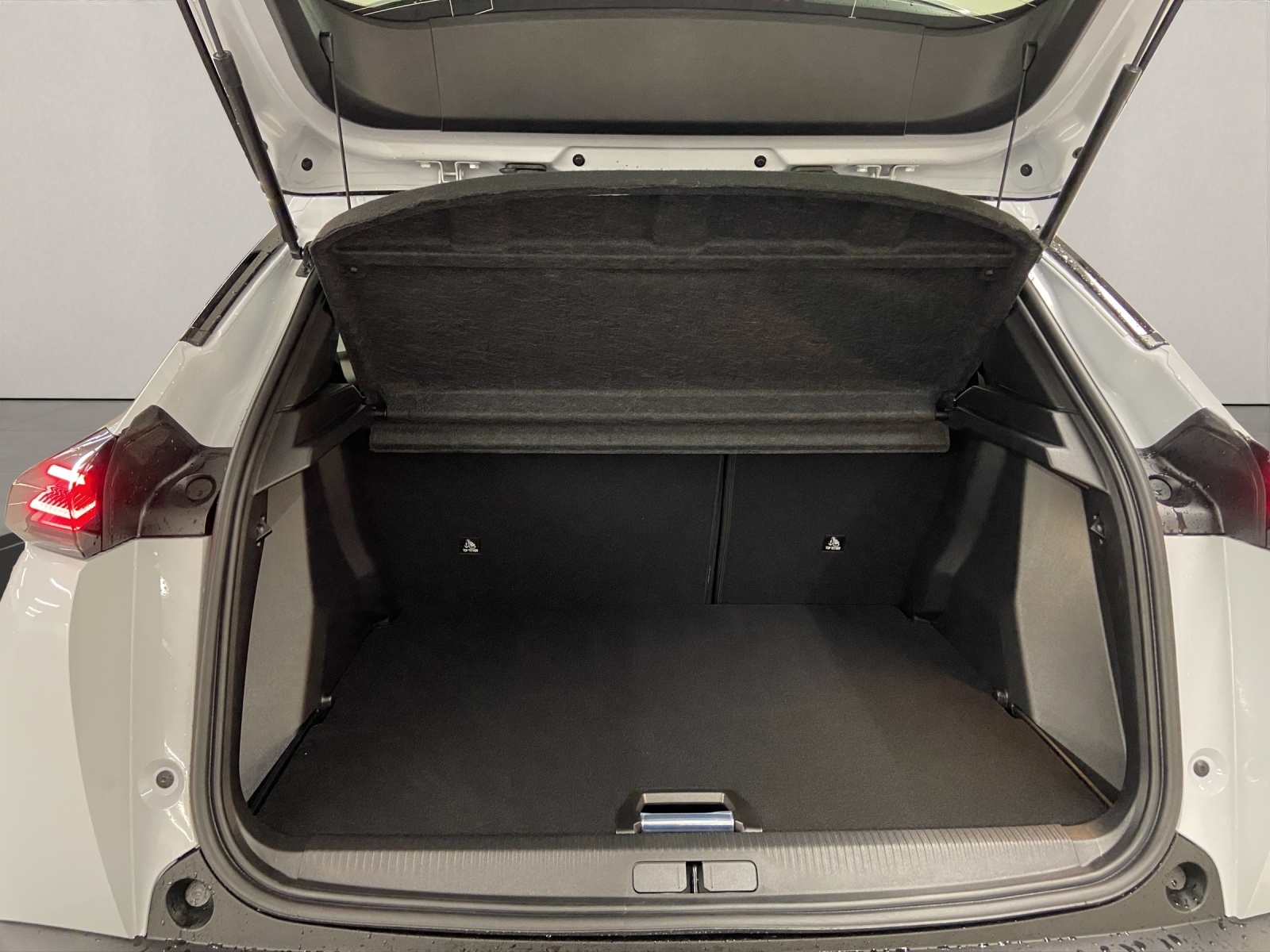 PEUGEOT 2008 1.2 Hybrid 145 Allure-image-12