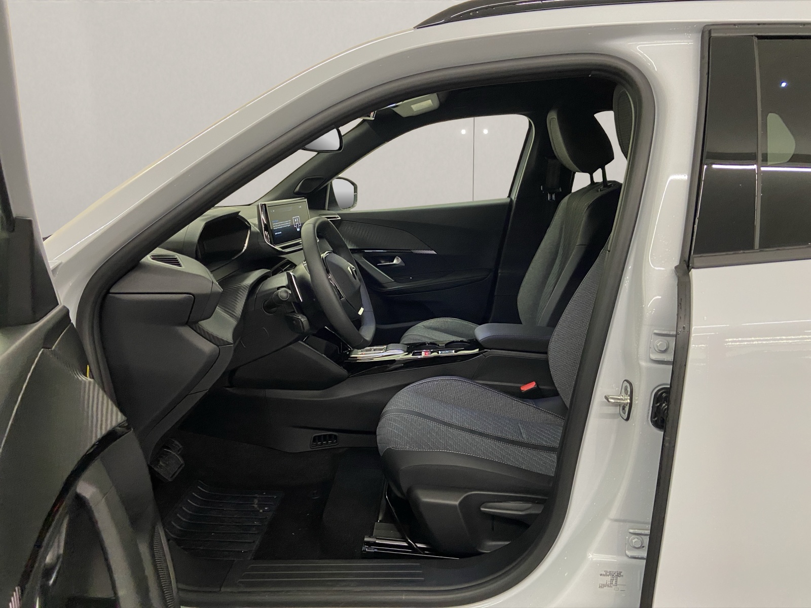 PEUGEOT 2008 1.2 Hybrid 145 Allure-image-4