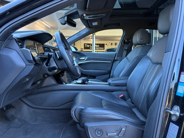 AUDI e-tron 55 Advanced quattro-image-10