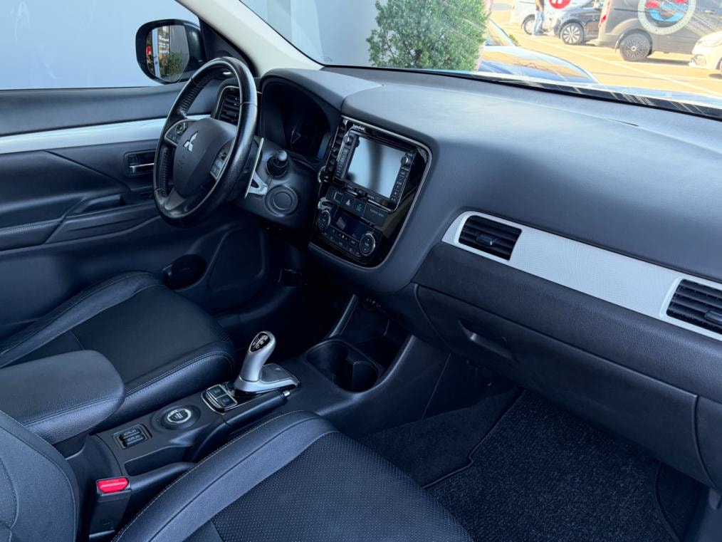 MITSUBISHI Outlander 2.0 PHEV Intense-image-9