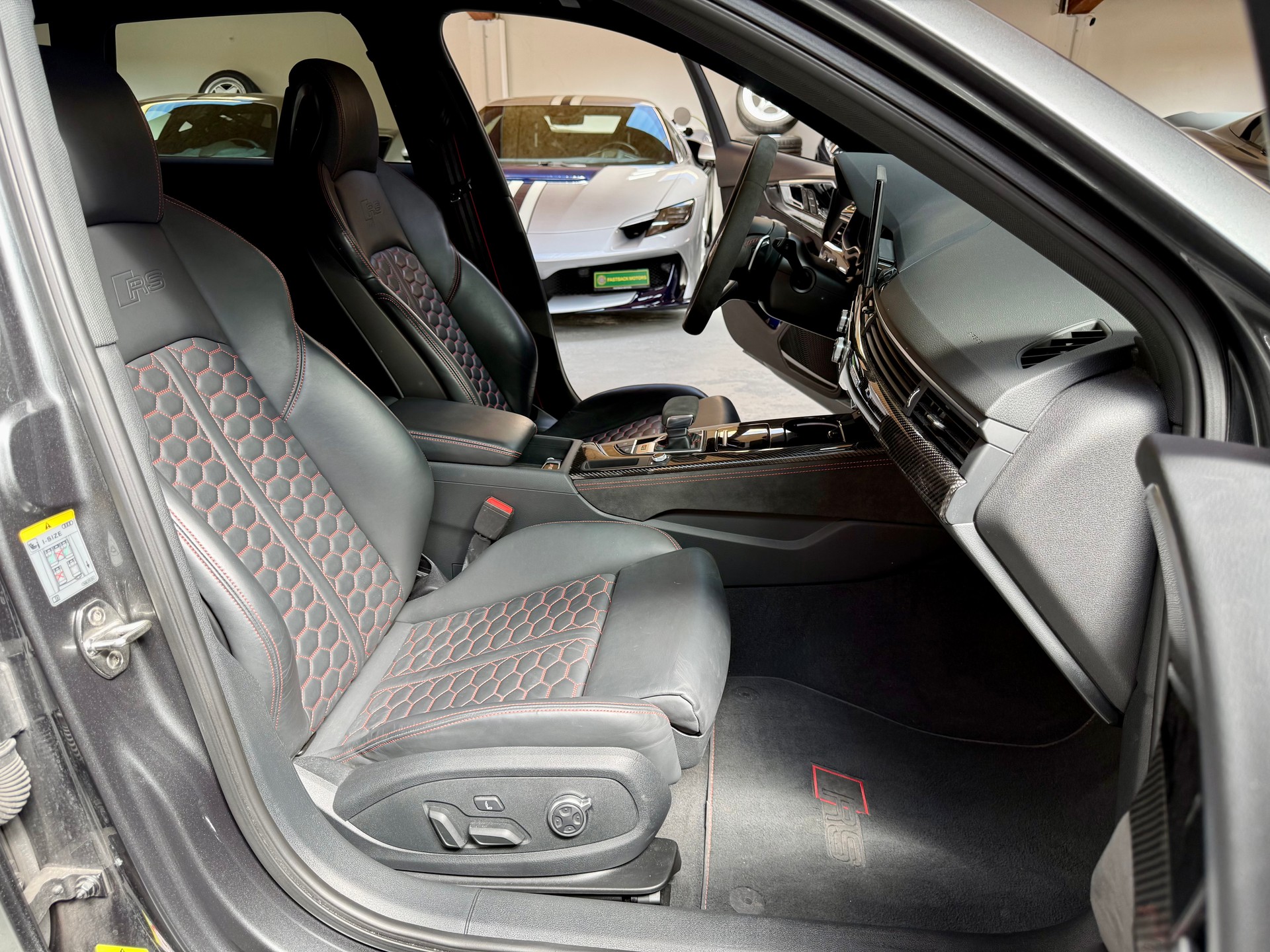 AUDI RS4 Avant quattro tiptronic-image-12