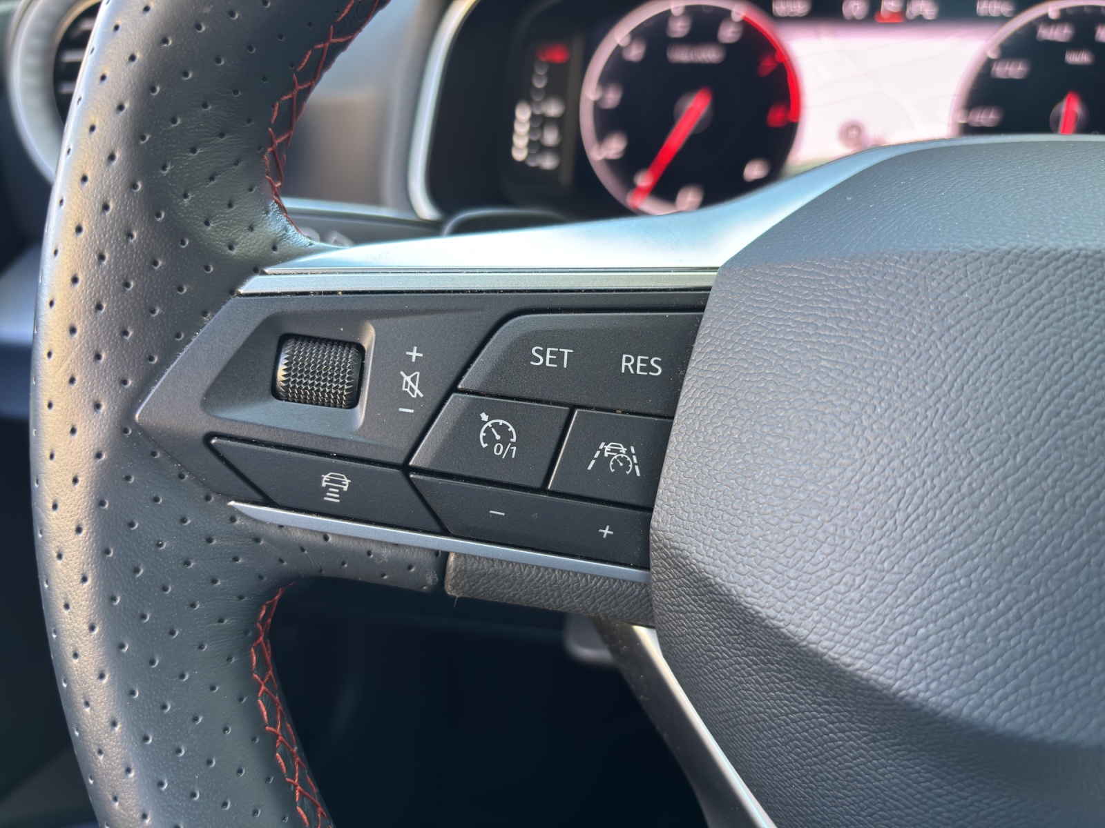 SEAT Ibiza 1.0 EcoTSI FR DSG mit fortl. Werksgarantie 5 Jahre, Rückfahrkamera & Winterreifen-image-12