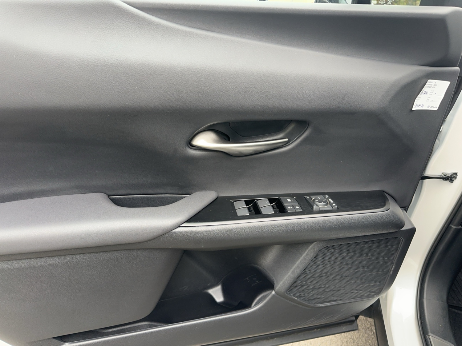 LEXUS UX 300e Excellence-image-11